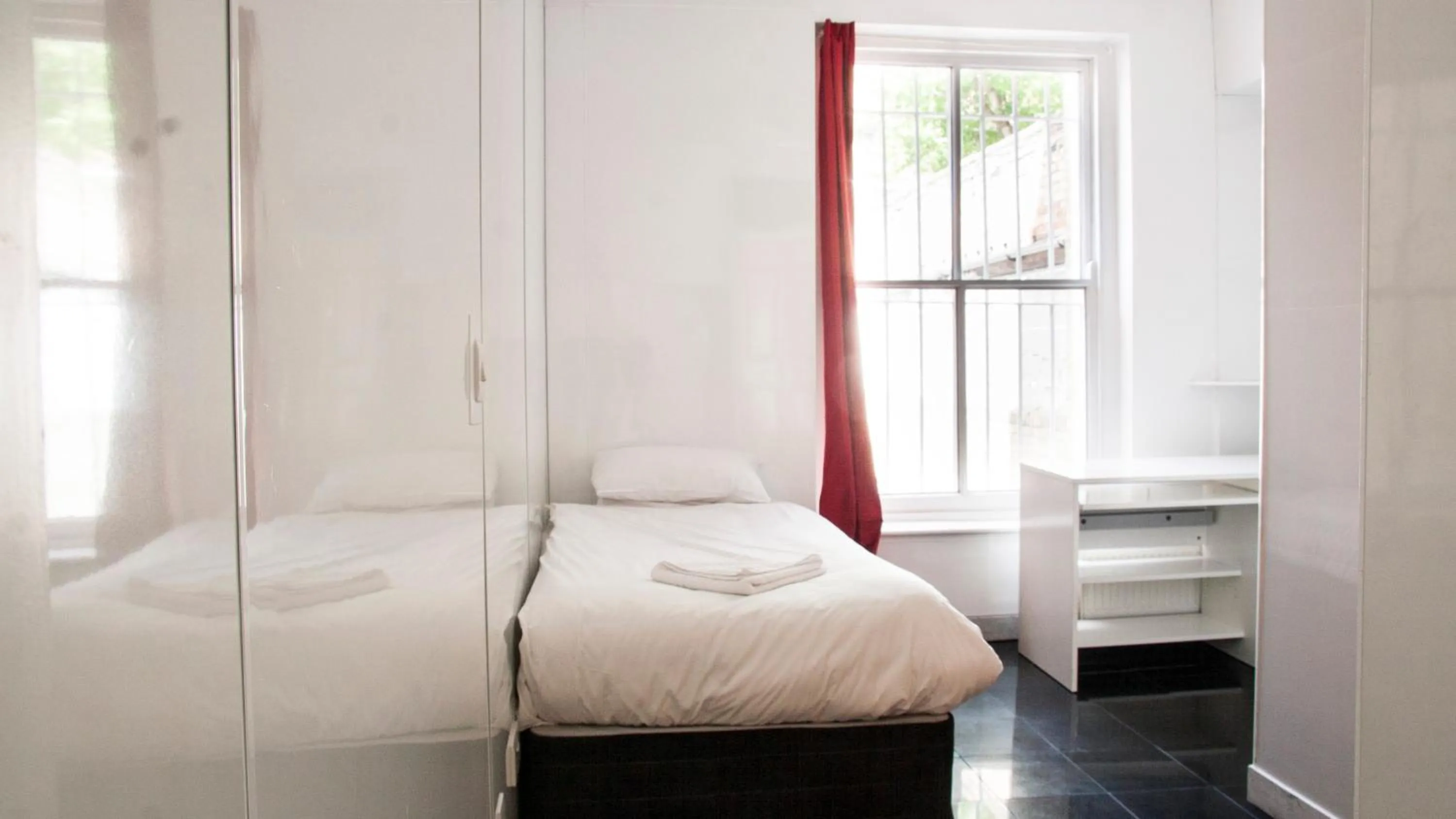 Photo of the whole room, Bed in Caledonian Studio Flats