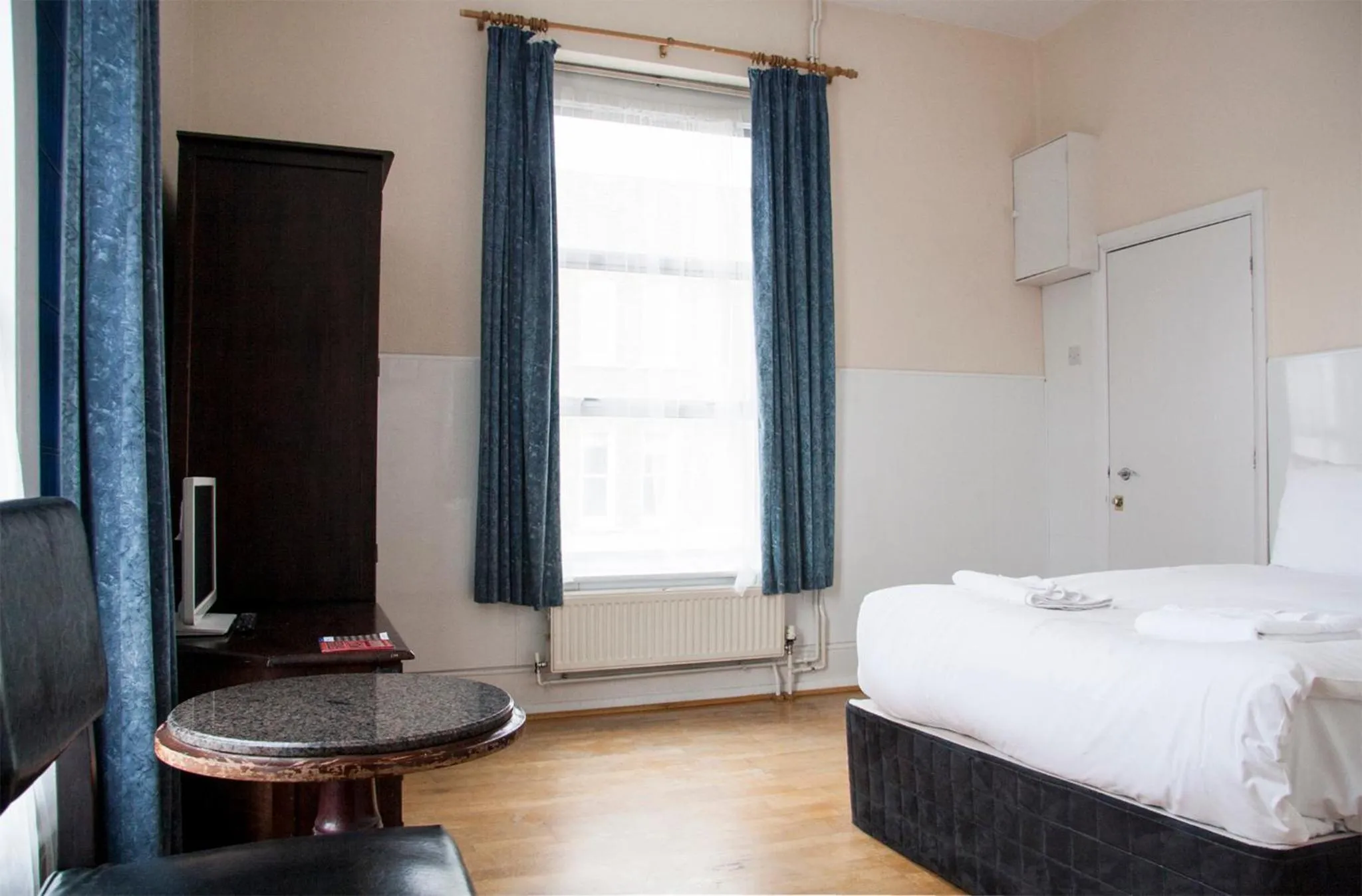 Photo of the whole room, Bed in Caledonian Studio Flats