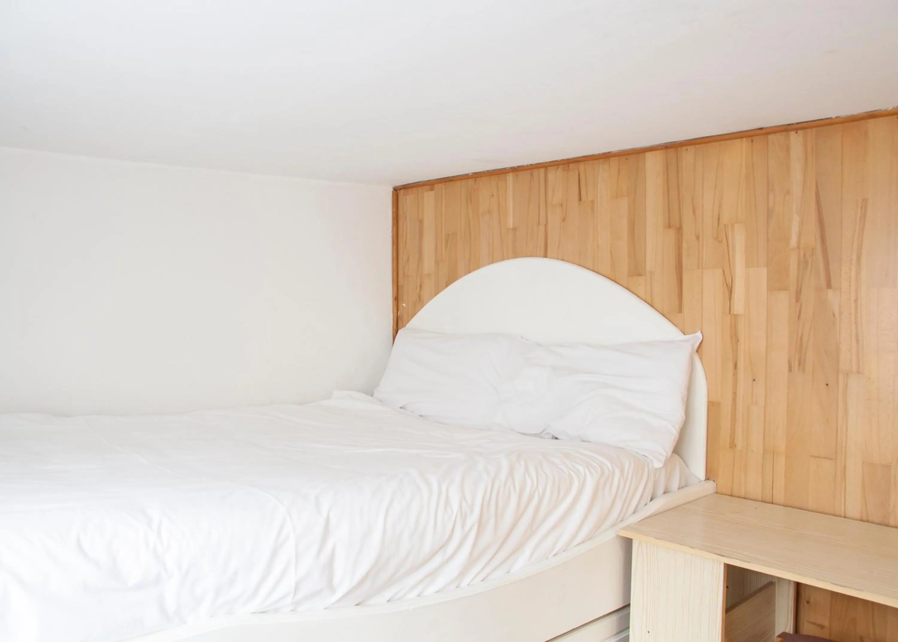 Bedroom, Bed in Caledonian Studio Flats