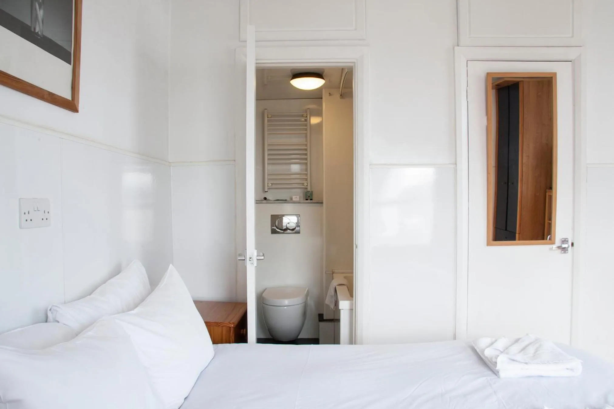 Photo of the whole room, Bed in Caledonian Studio Flats