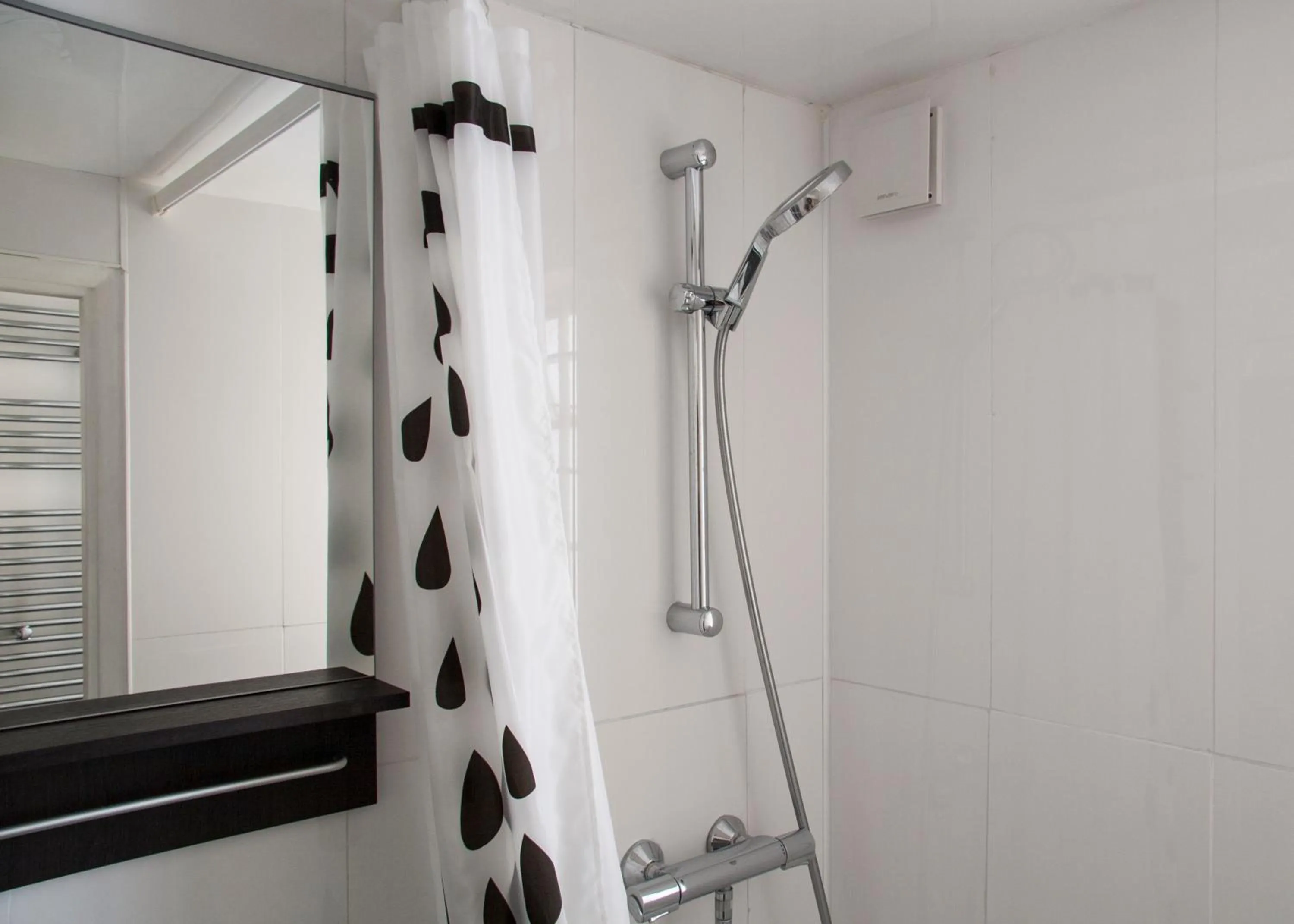 Shower in Caledonian Studio Flats