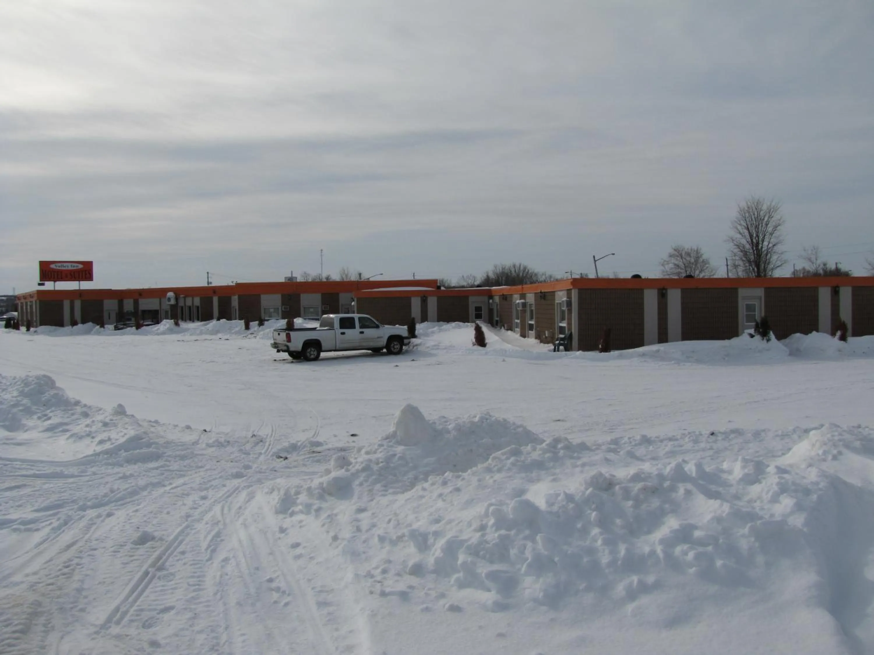 Property building in Valley Inn Motel