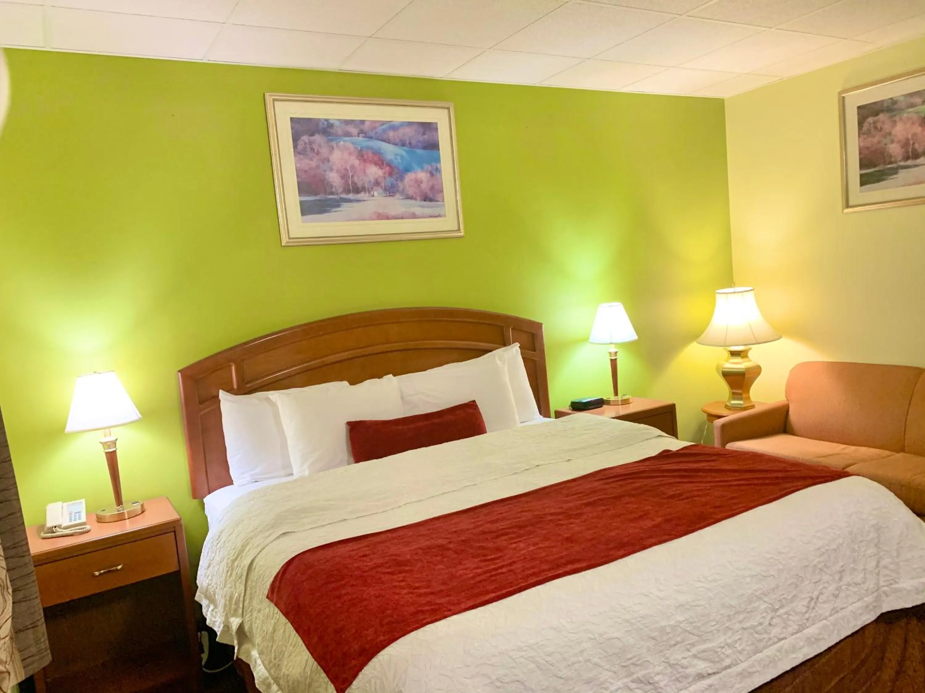 Bed in Valley Inn Motel