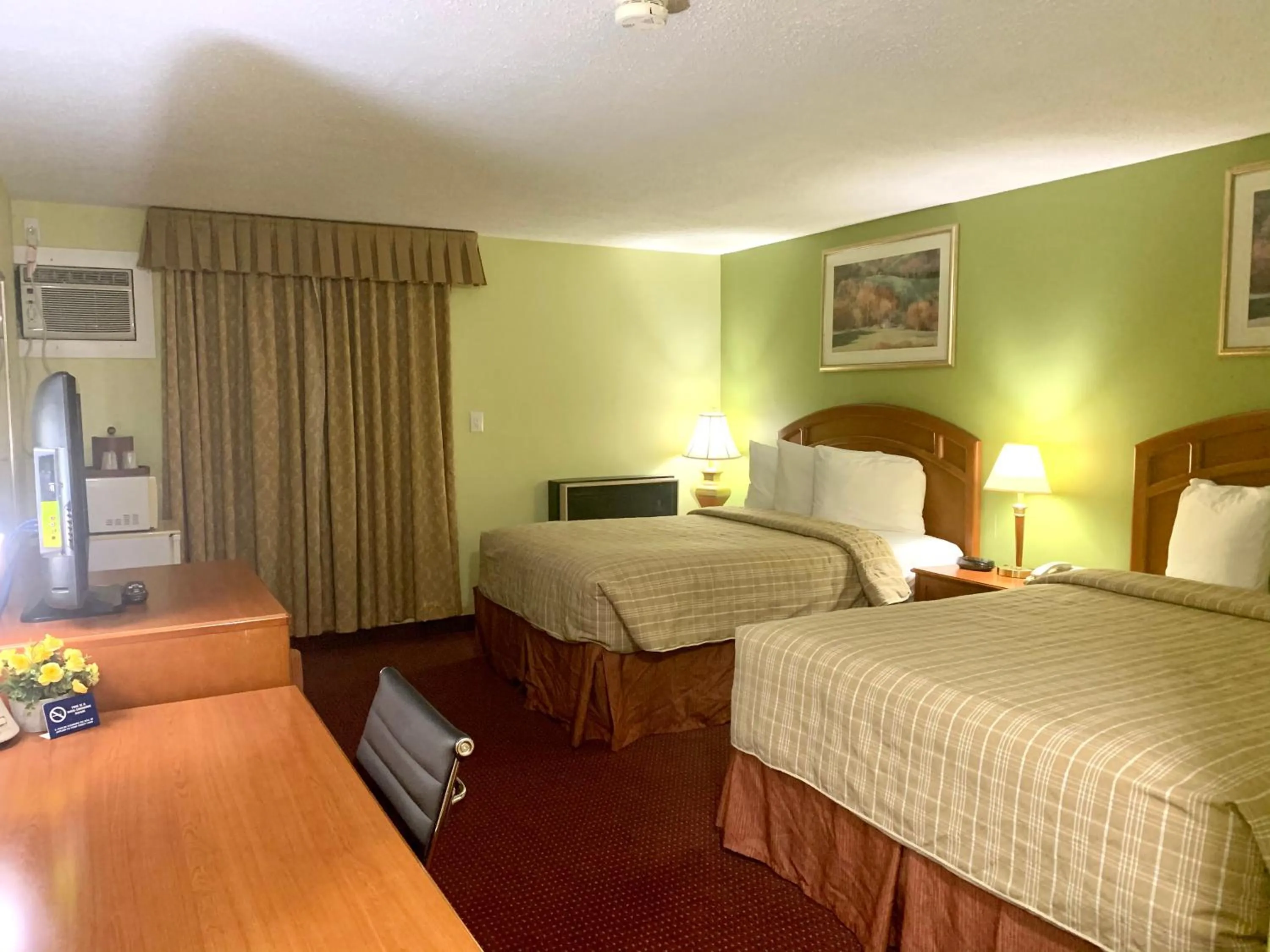 Bed in Valley Inn Motel