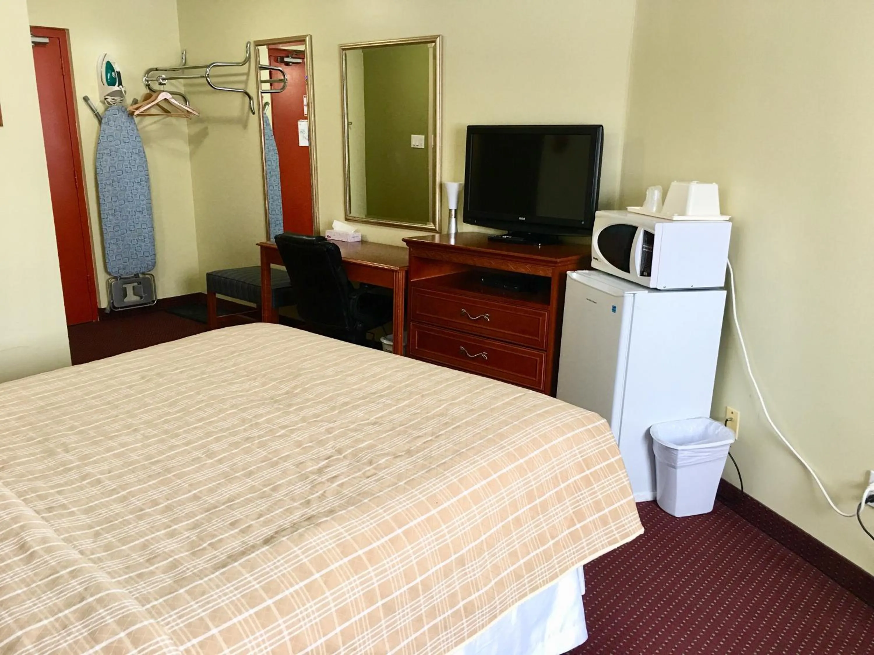 Bed in Valley Inn Motel