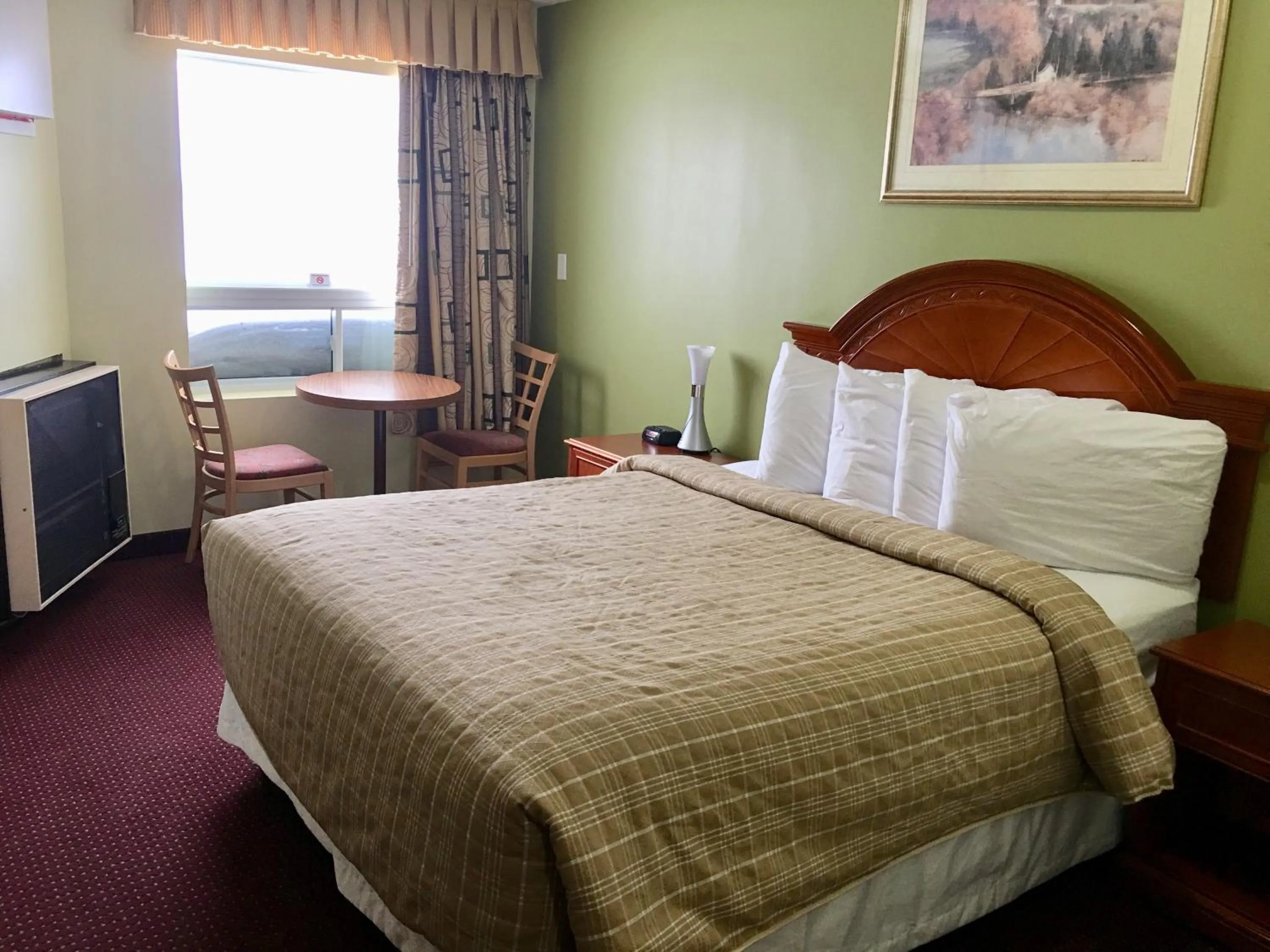 Bed in Valley Inn Motel