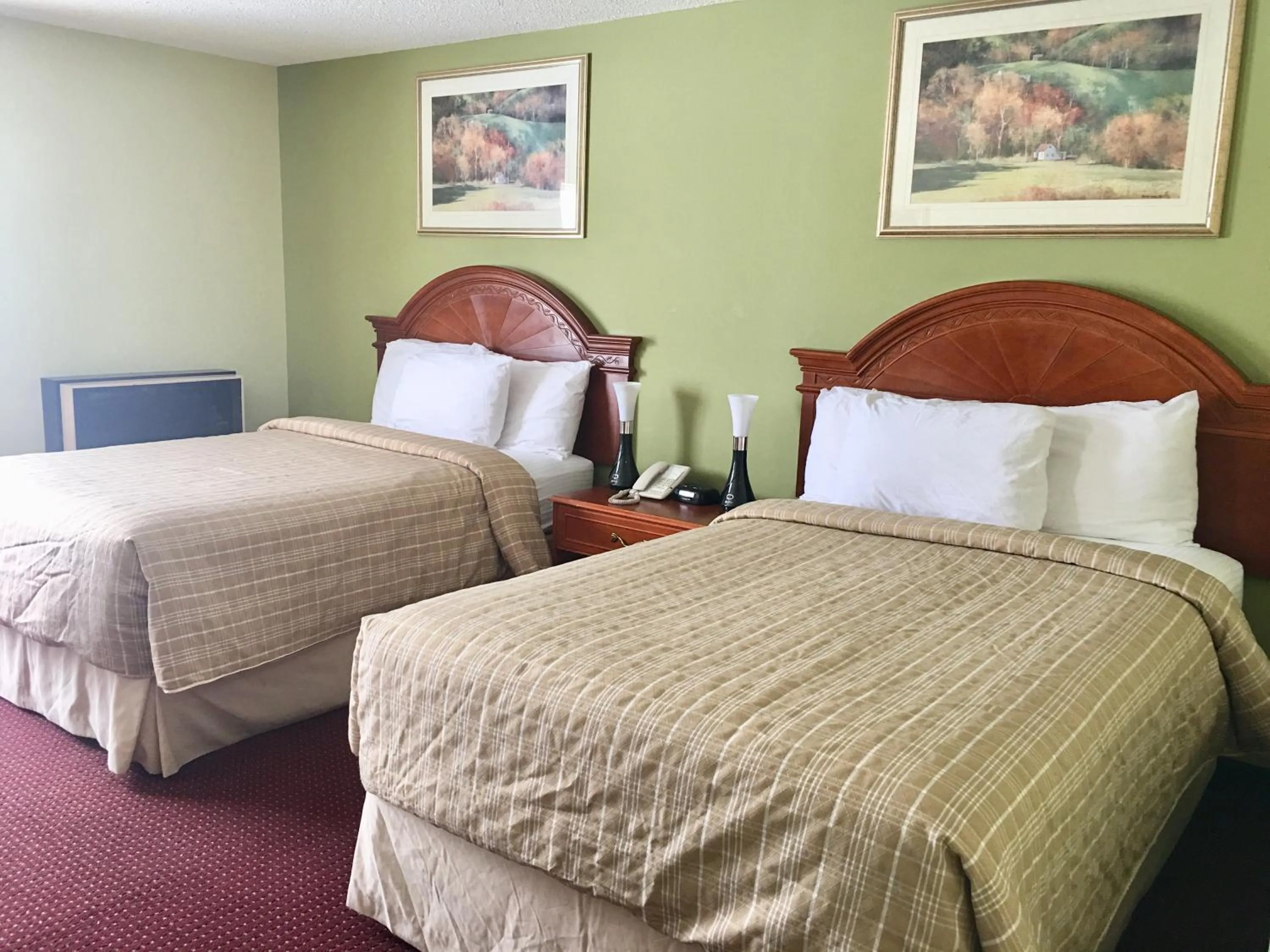 Bed in Valley Inn Motel