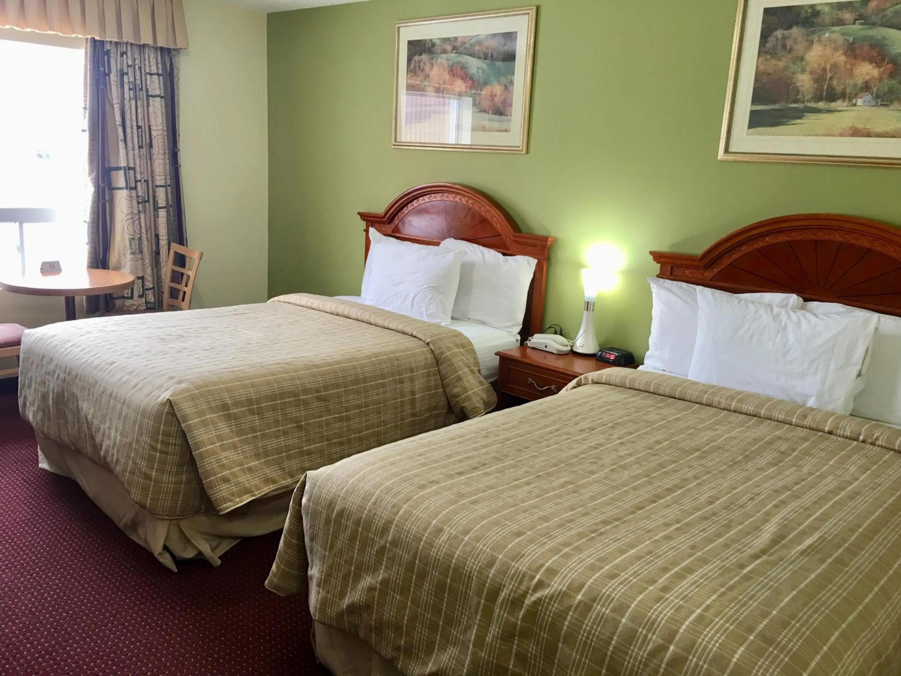 Bed in Valley Inn Motel