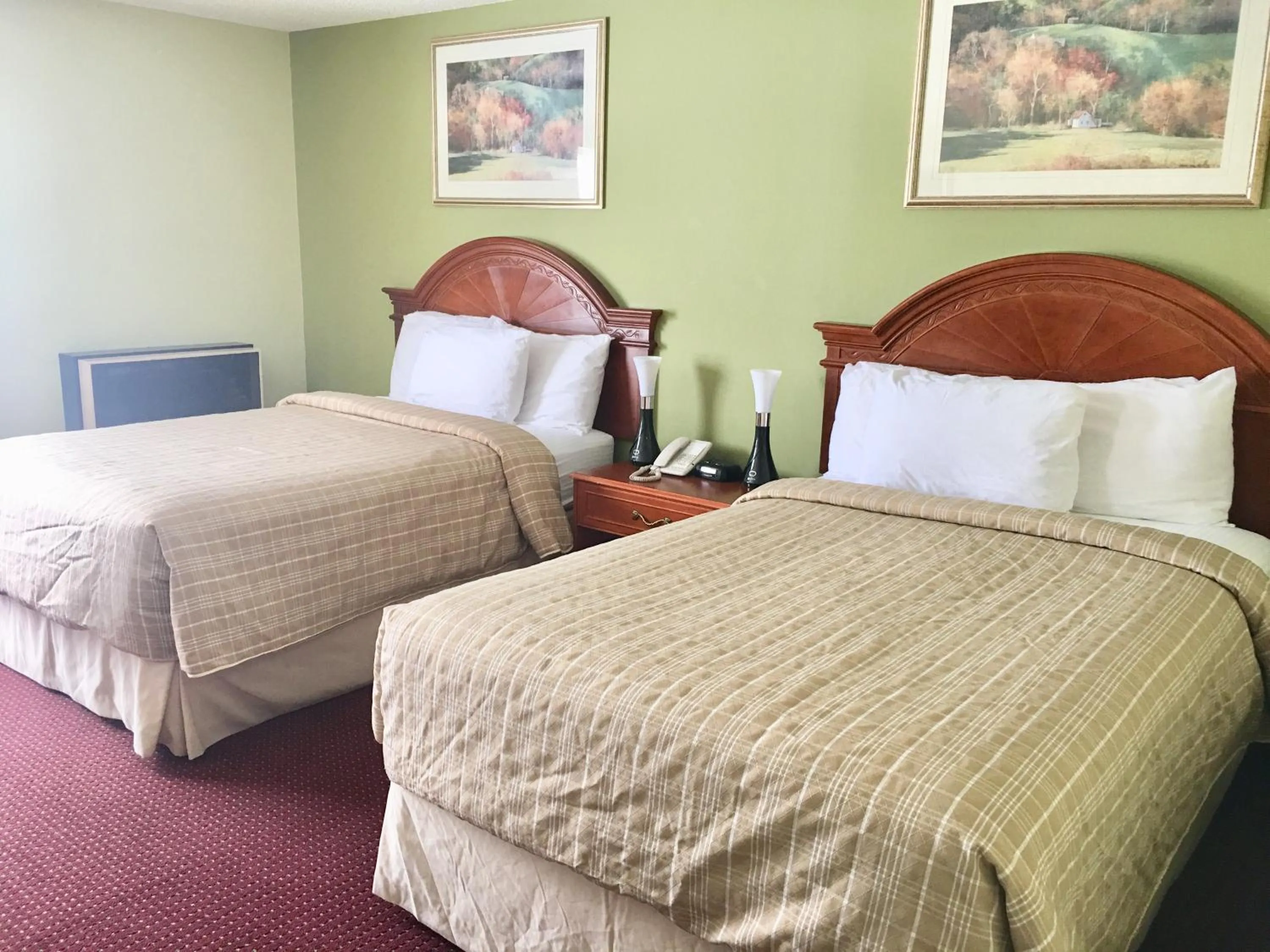 Bed in Valley Inn Motel