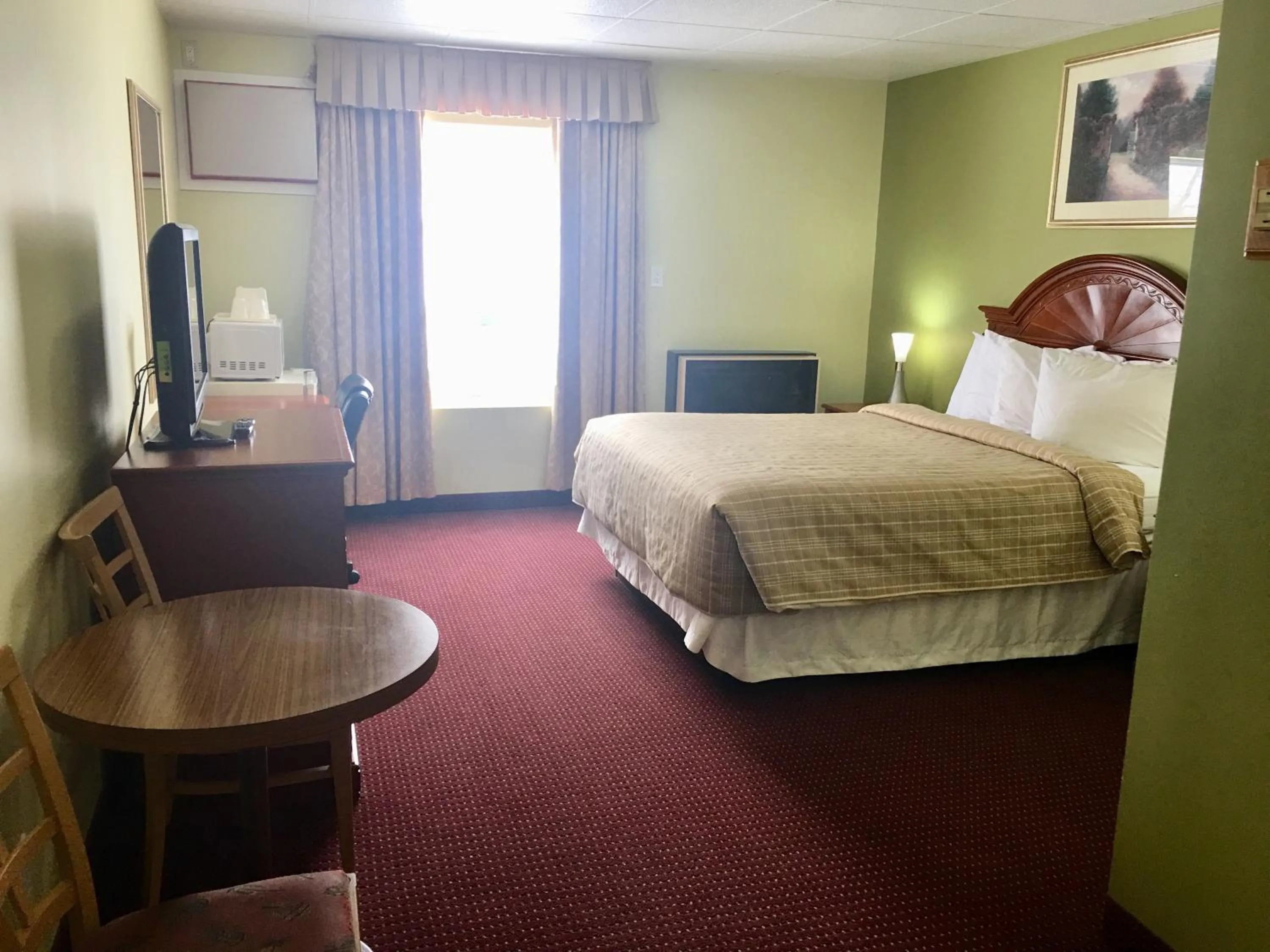 Bed in Valley Inn Motel