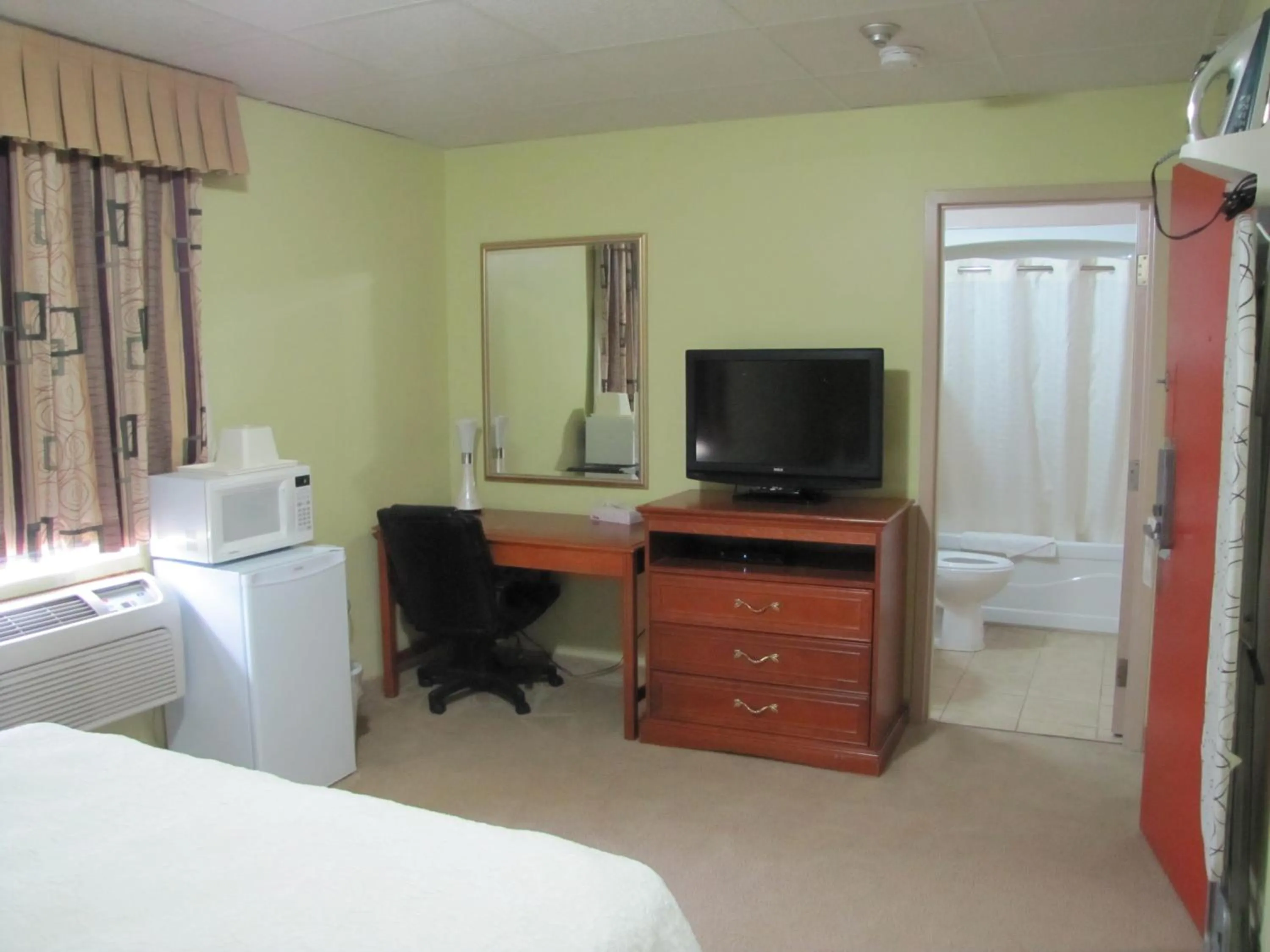 Bed in Valley Inn Motel