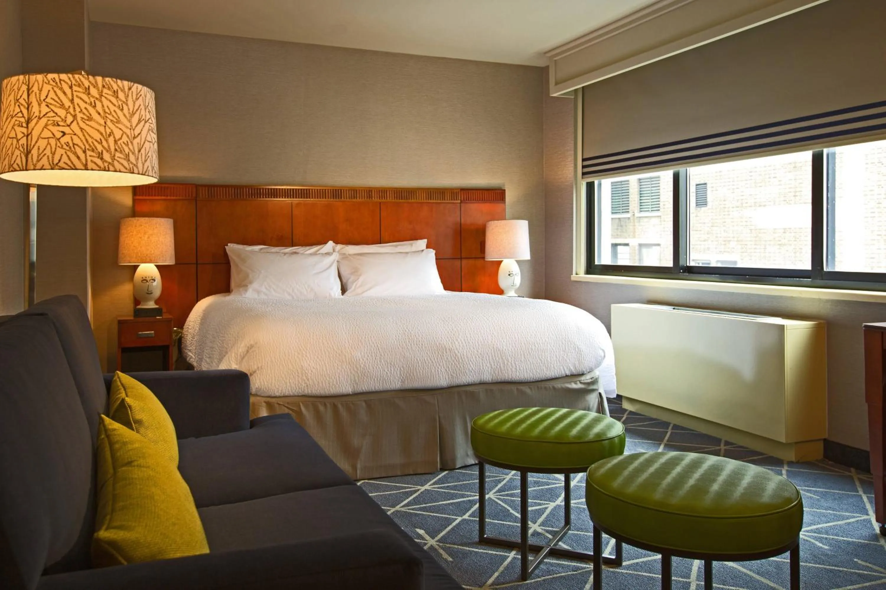 Photo of the whole room, Bed in Courtyard by Marriott New York Manhattan/ Fifth Avenue