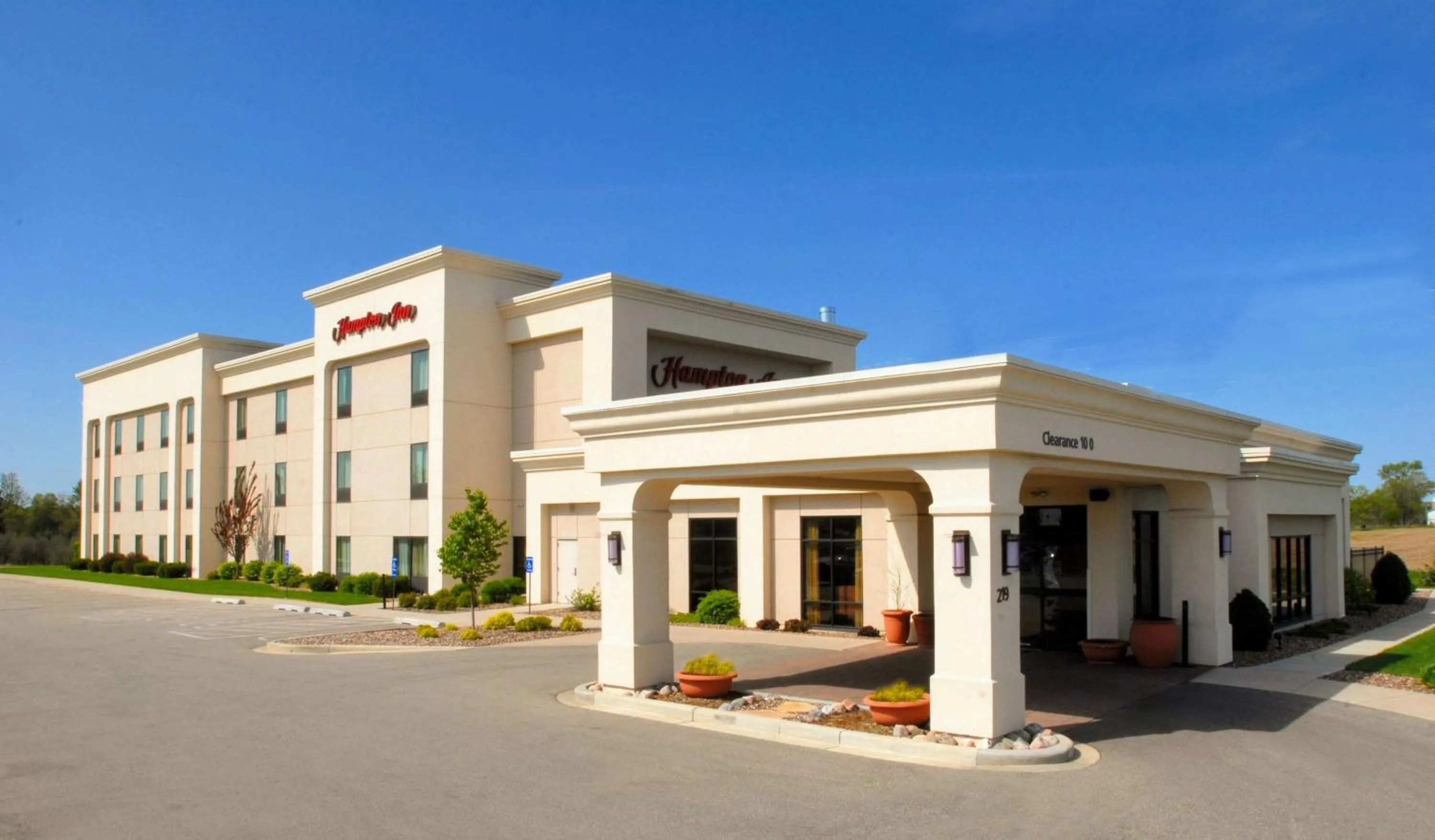 Property building in Hampton Inn Tomah