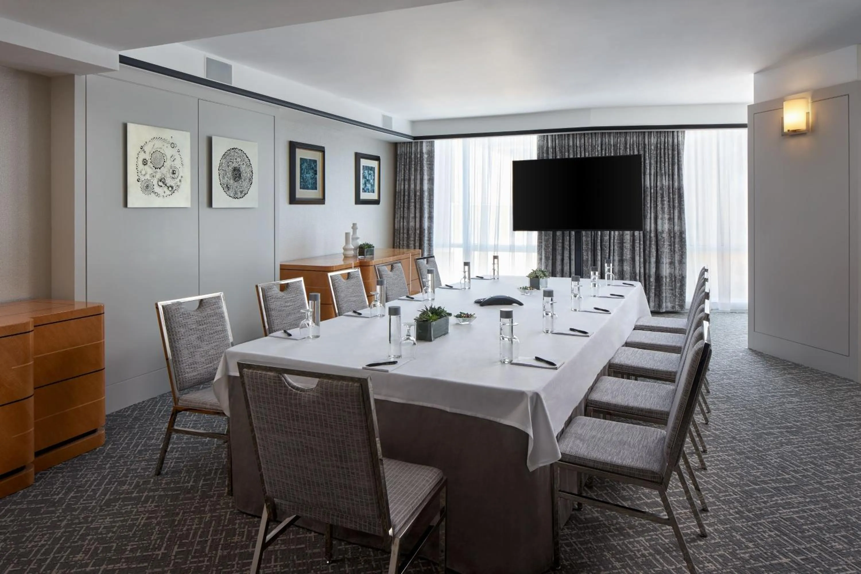 Meeting/conference room in The Opus Westchester, Autograph Collection