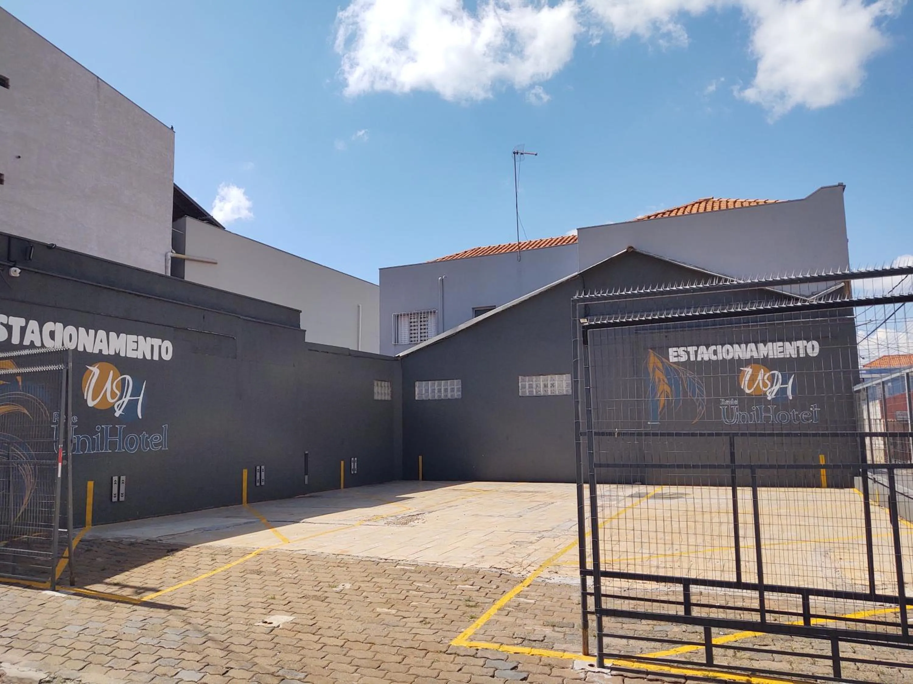 Parking in Hotel Universitario