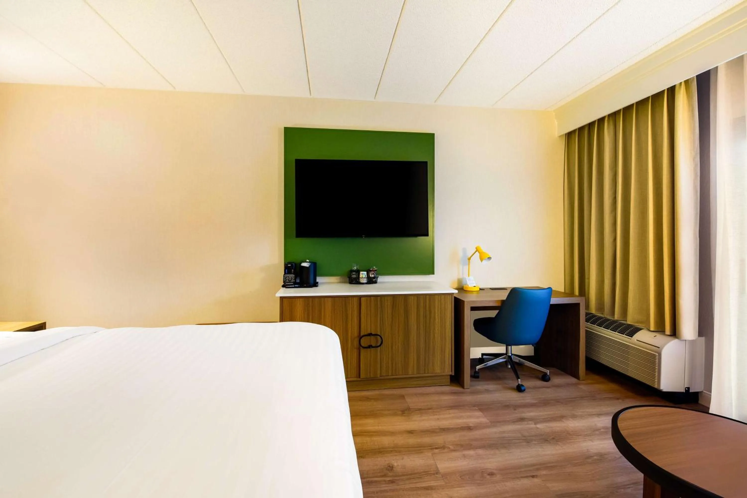 Bedroom, Bed in Sonesta Select Philadelphia Airport
