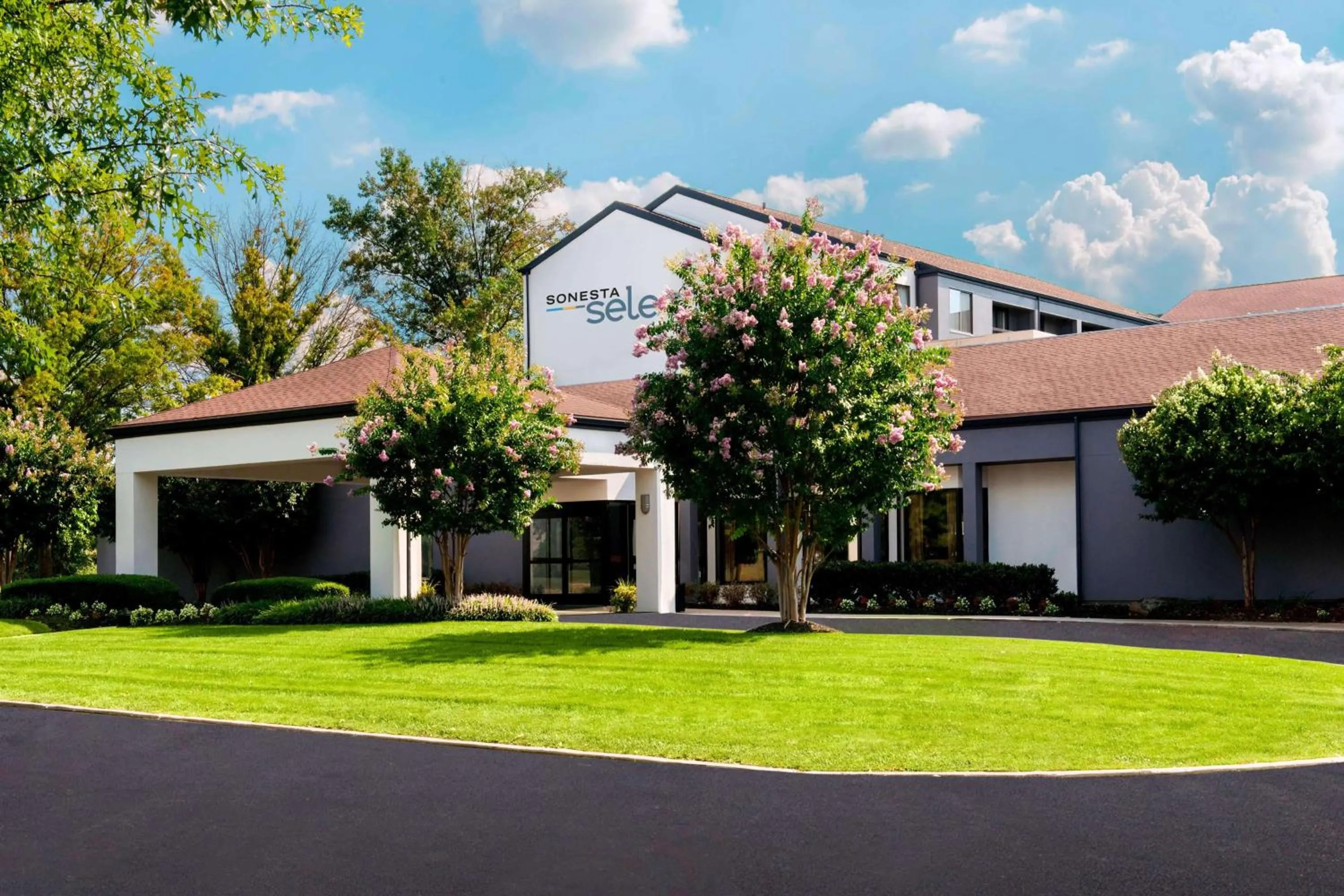 Property building in Sonesta Select Philadelphia Airport