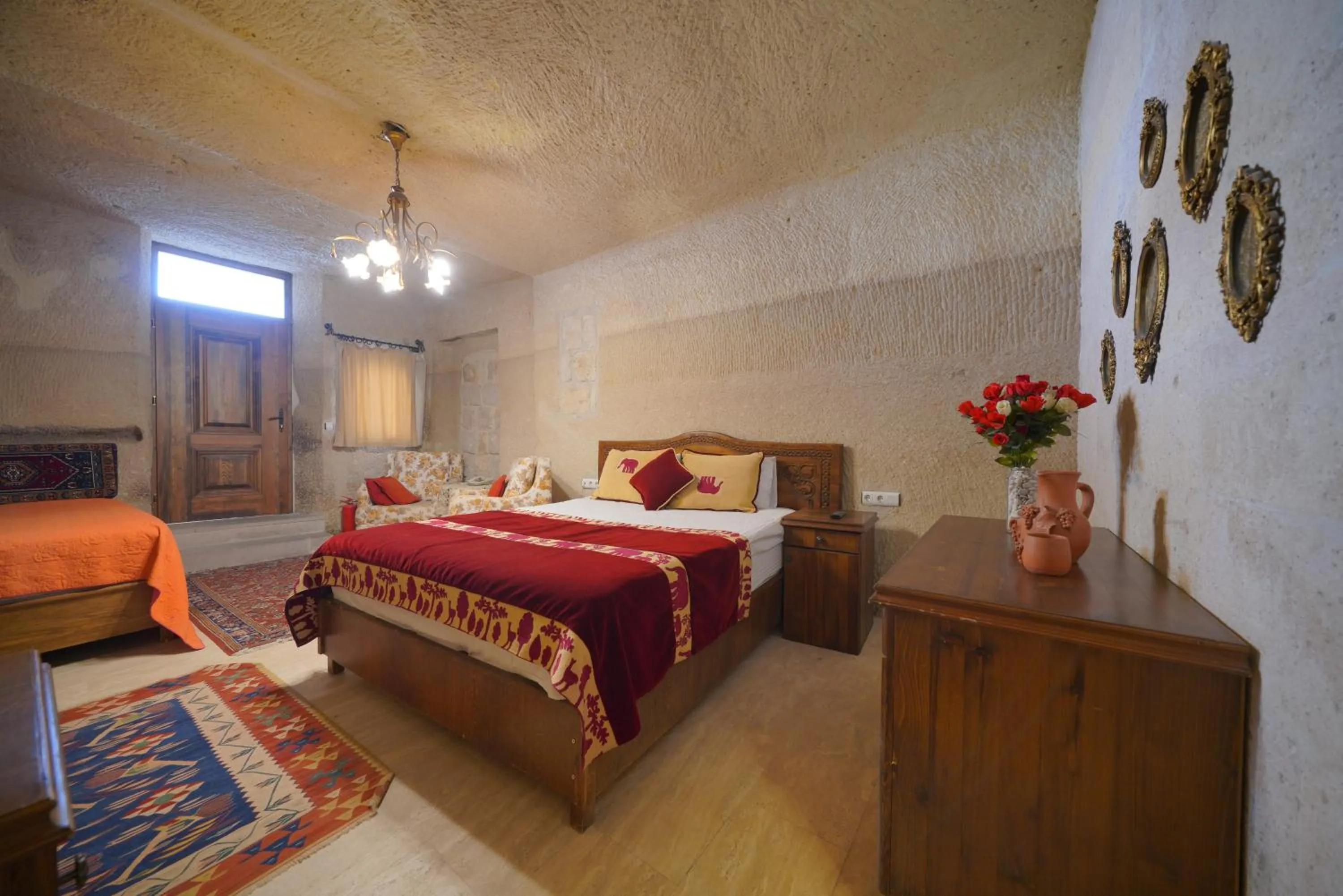 Photo of the whole room, Bed in Salkım Cave House