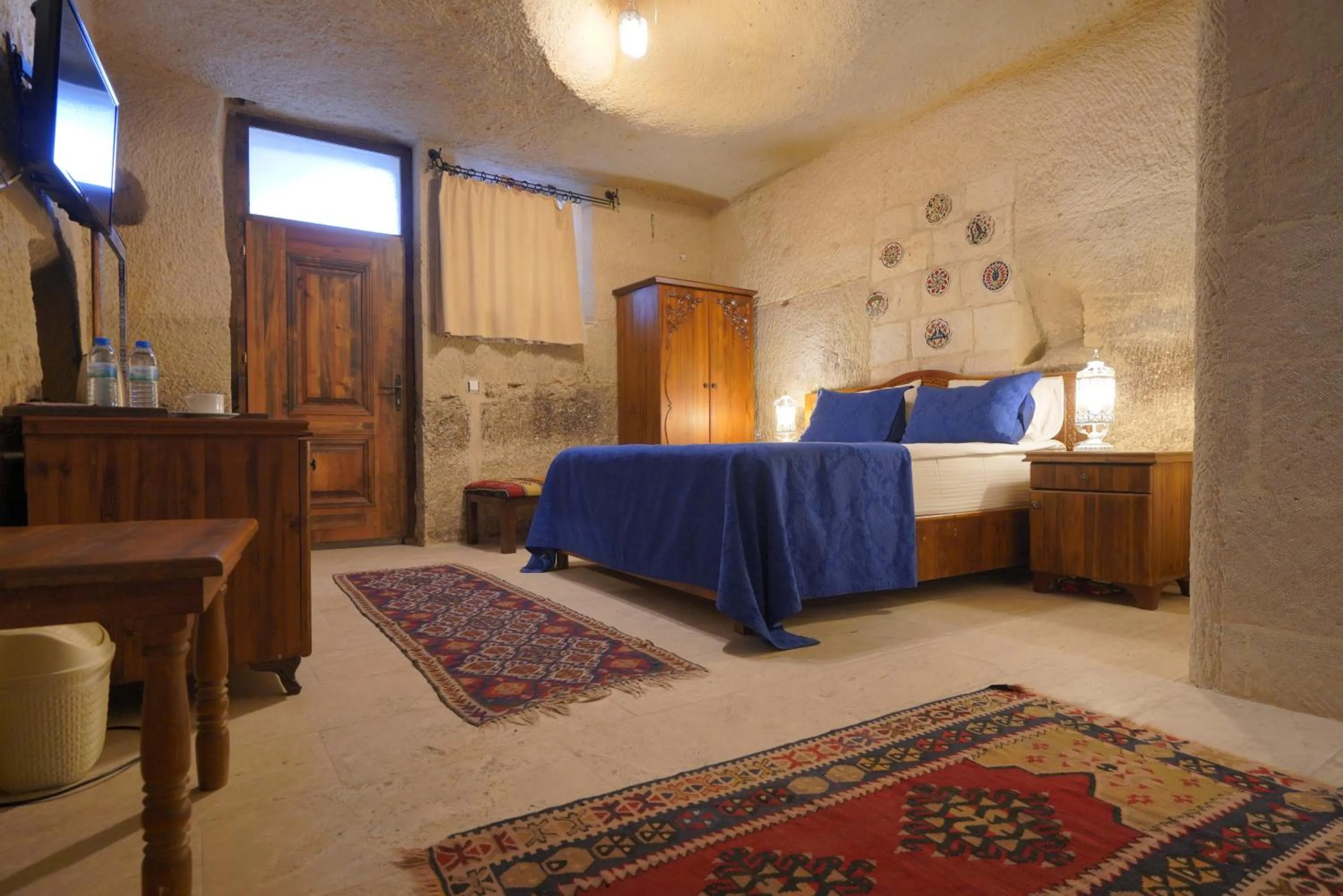 Photo of the whole room, Bed in Salkım Cave House