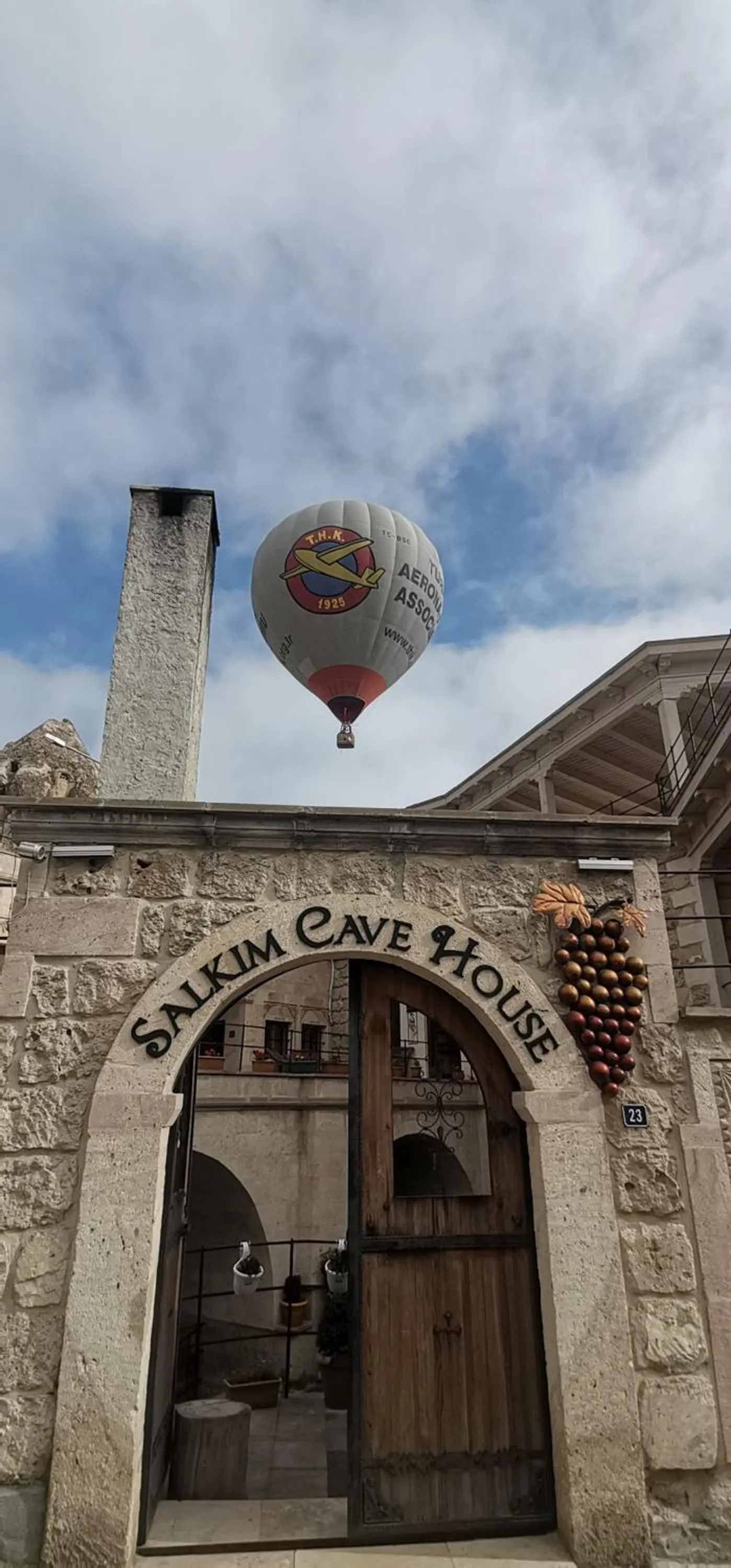 Facade/entrance in Salkım Cave House