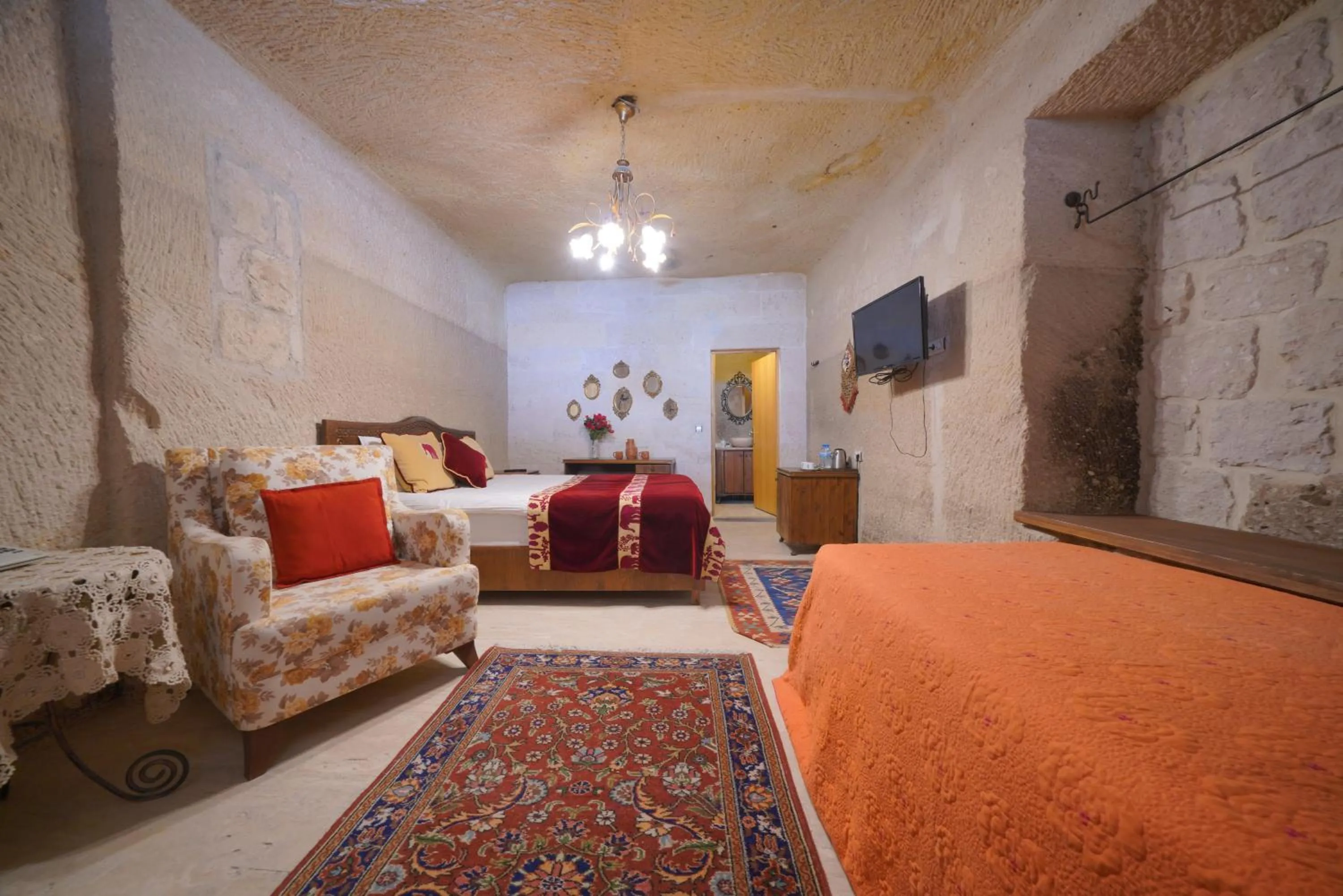 Photo of the whole room, Bed in Salkım Cave House
