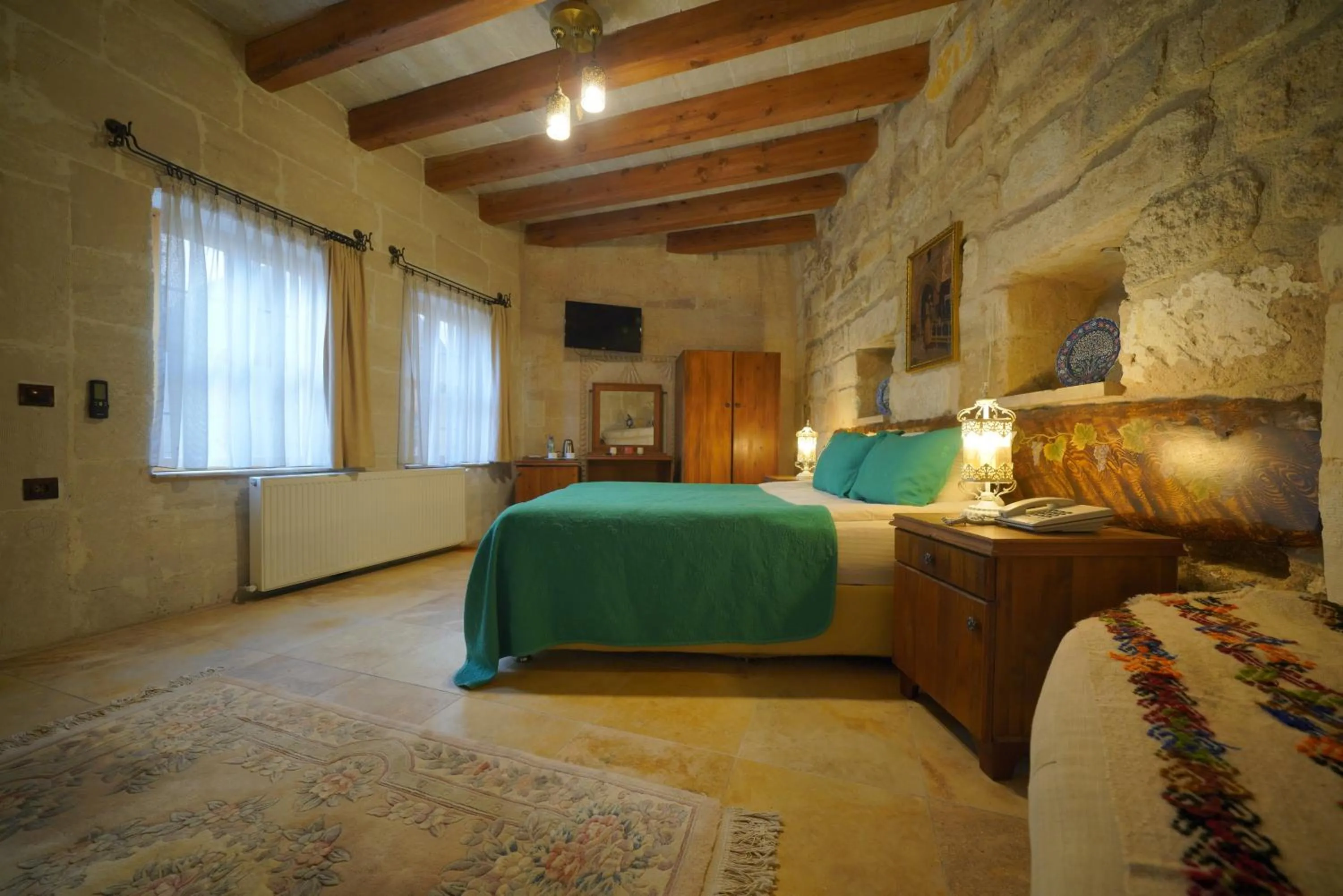 Photo of the whole room, Bed in Salkım Cave House