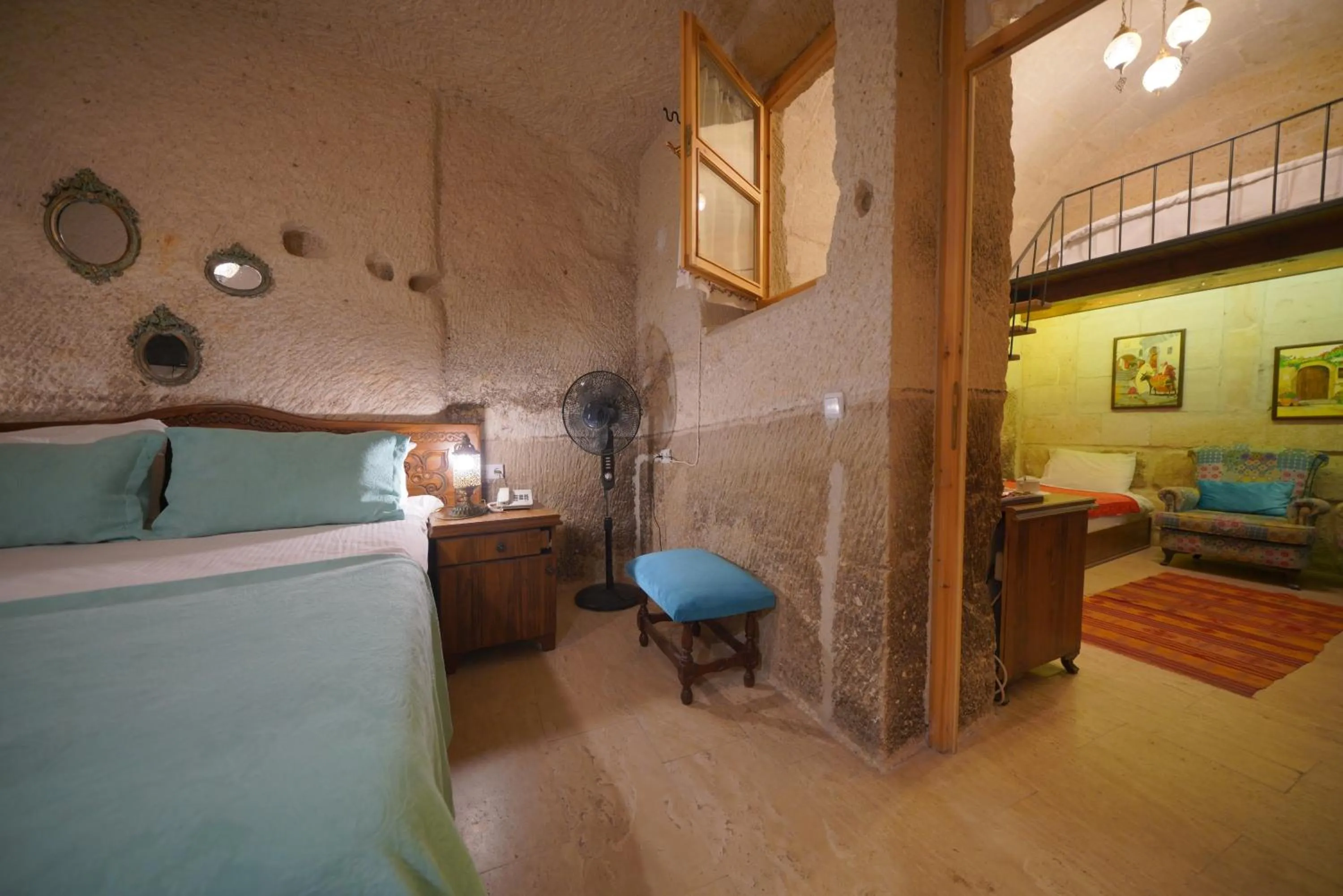 Photo of the whole room, Bed in Salkım Cave House