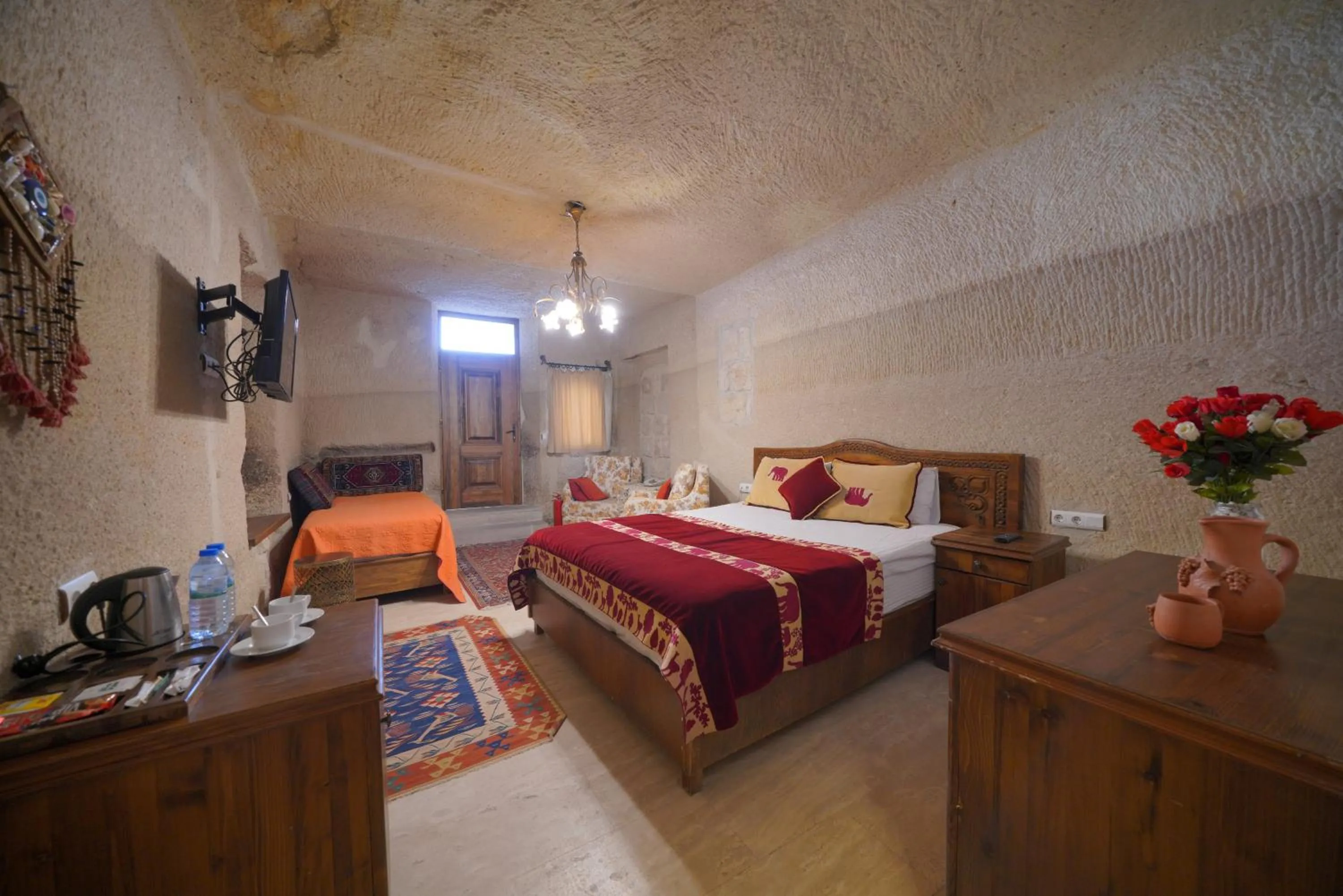 Photo of the whole room, Bed in Salkım Cave House