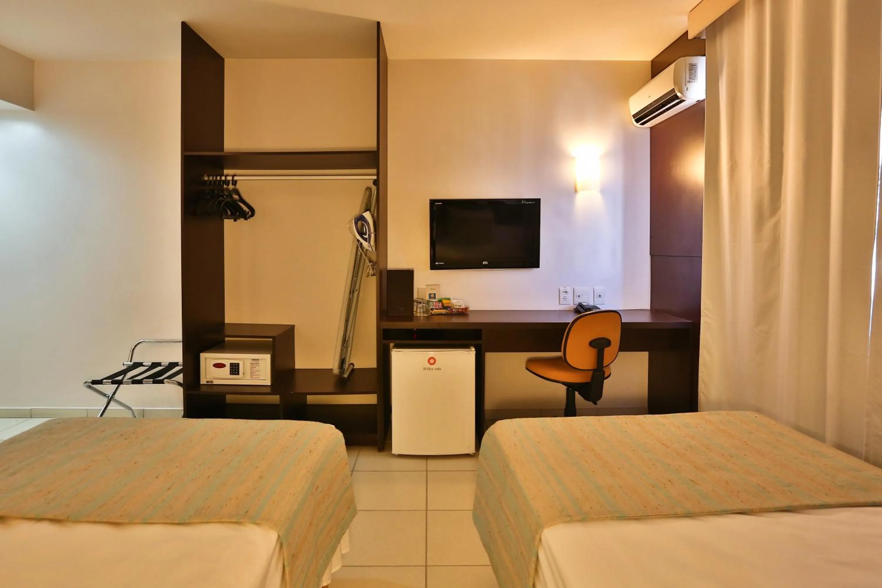 Bedroom, Bed in Comfort Hotel Goiânia