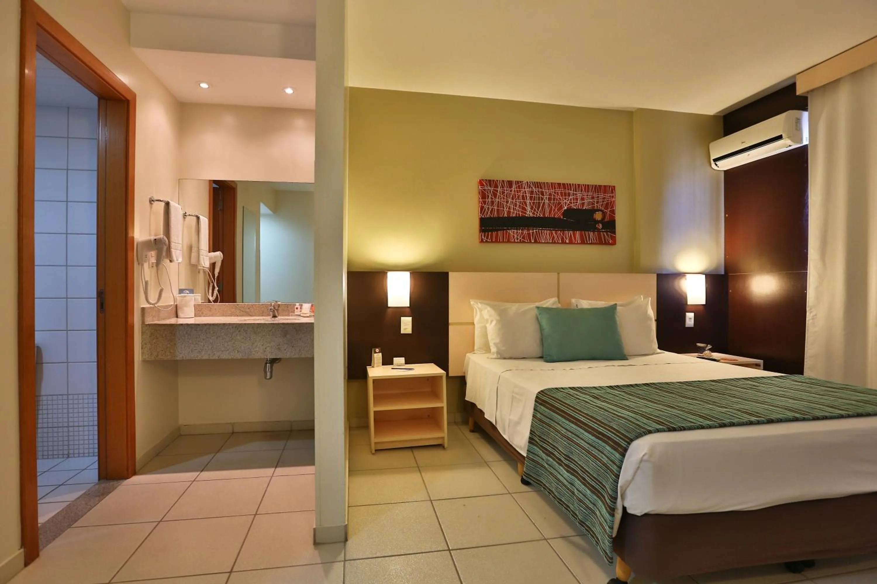 Bedroom, Bed in Comfort Hotel Goiânia