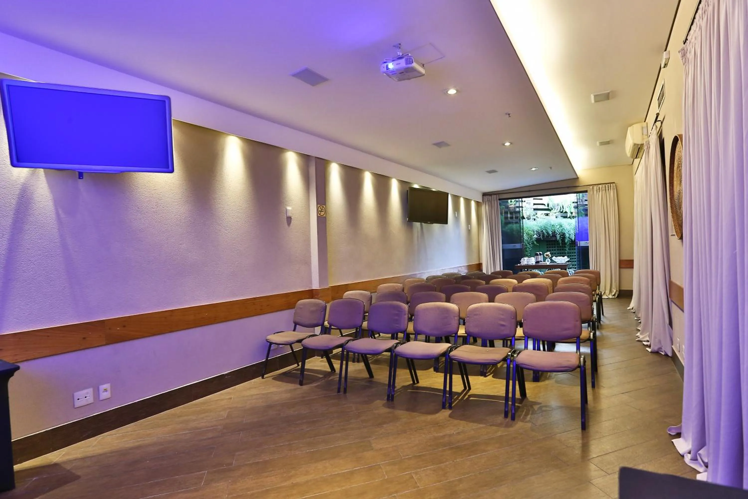 TV and multimedia in Comfort Hotel Goiânia