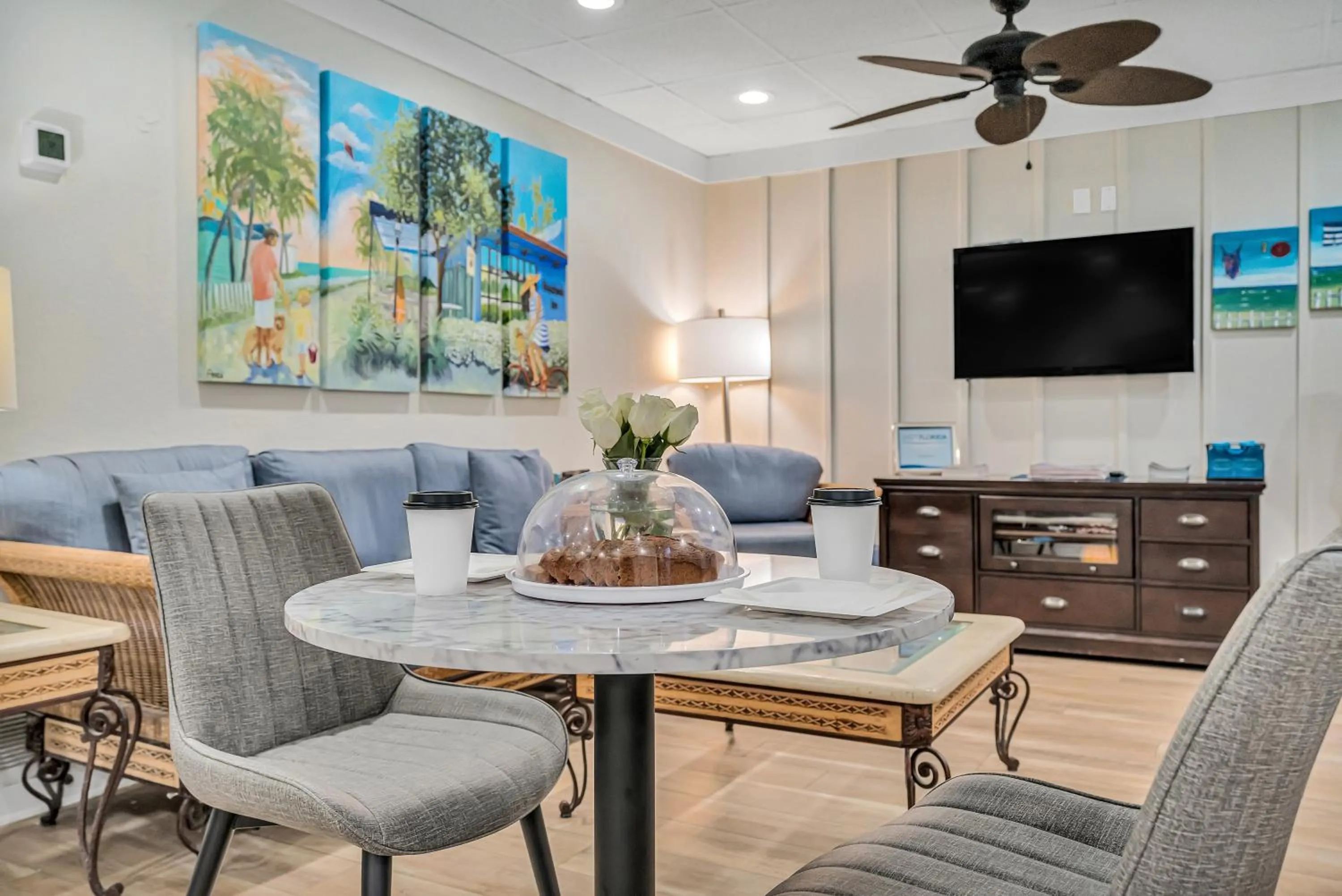 Communal lounge/ TV room in Beachside Inn