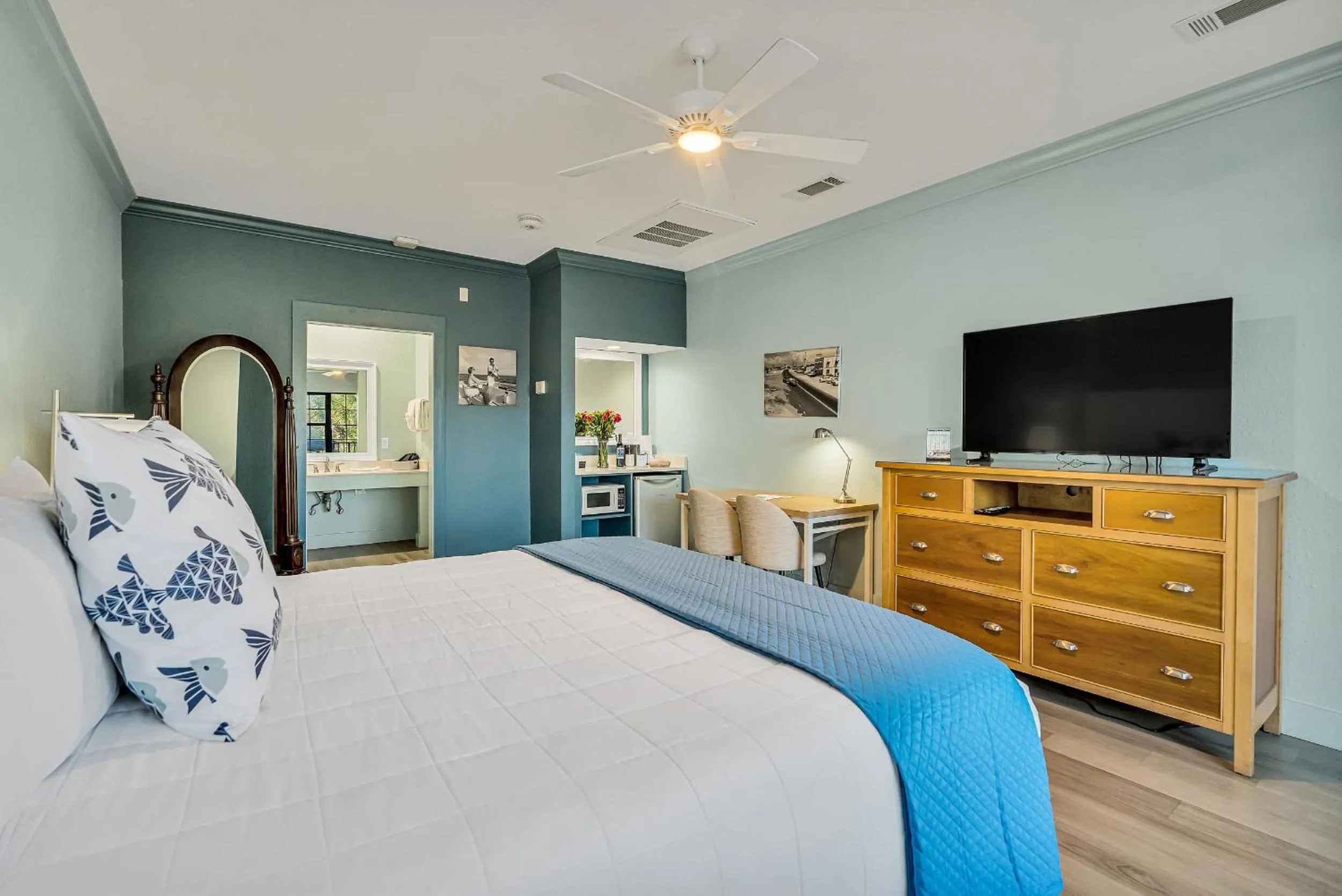 Property building, Bed in Beachside Inn