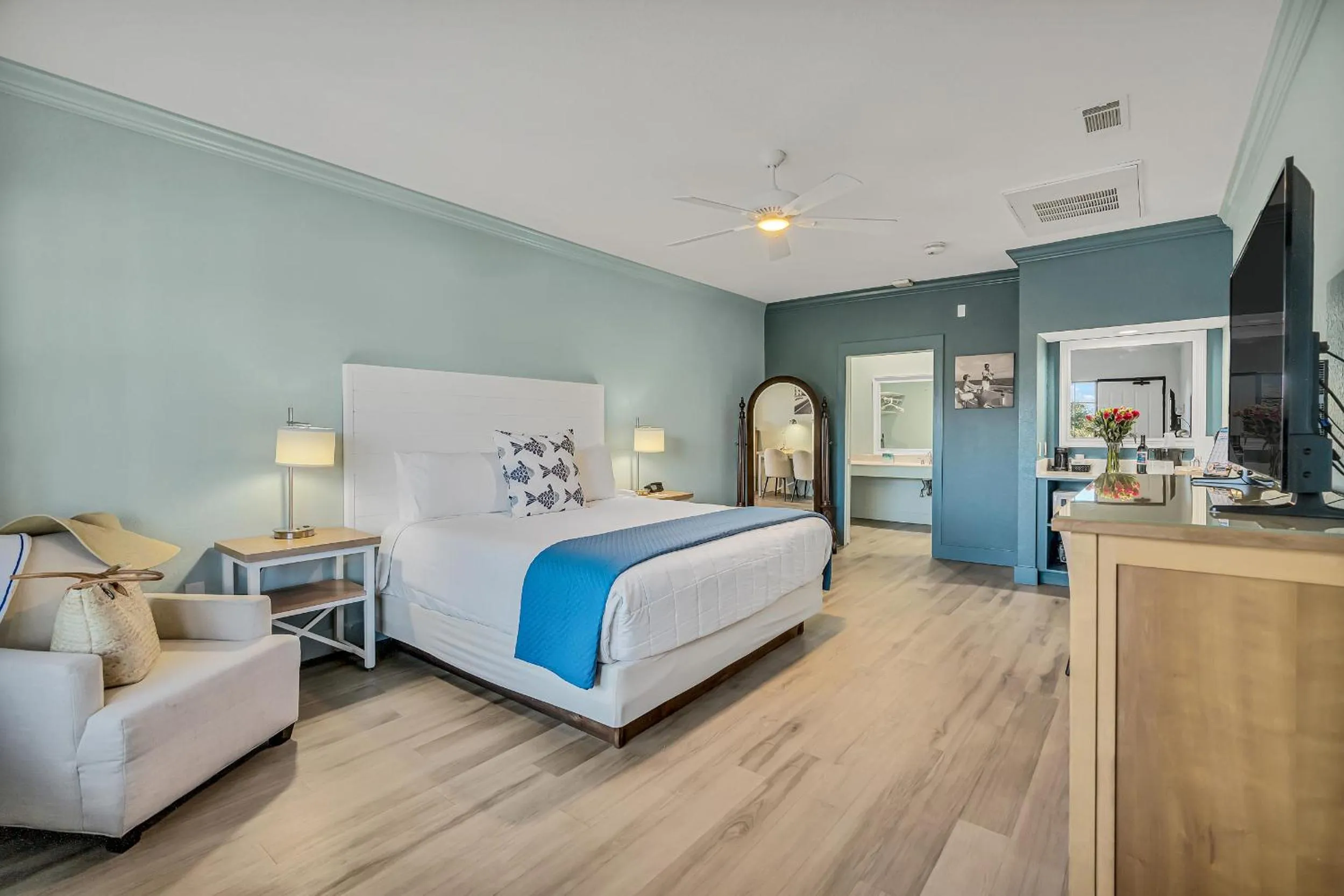 Property building, Bed in Beachside Inn