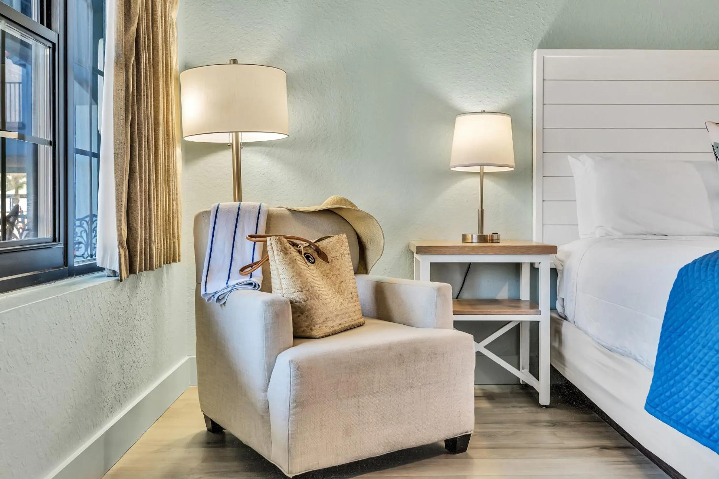 Seating area, Bed in Beachside Inn