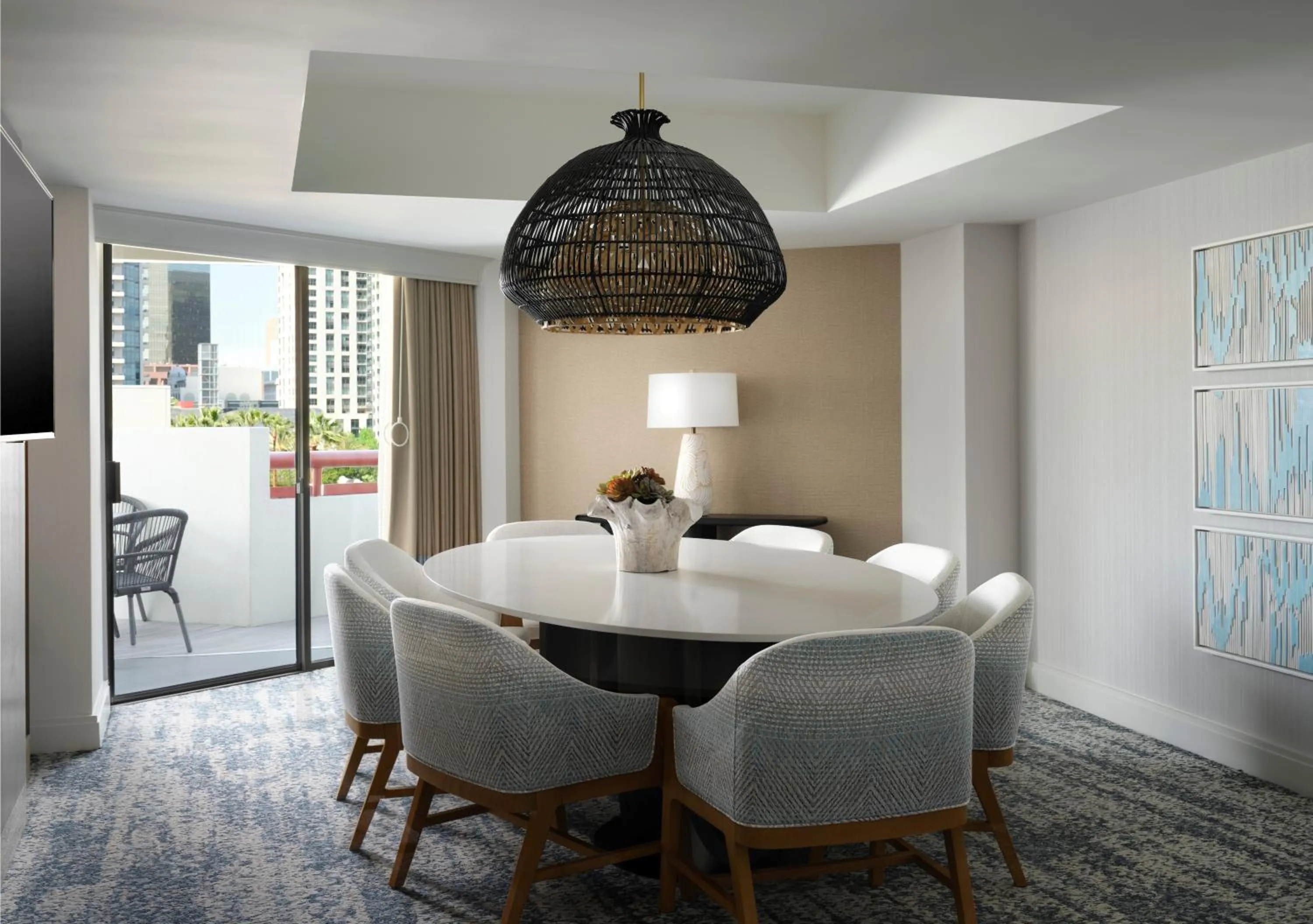 Dining area in Marriott Marquis San Diego Marina