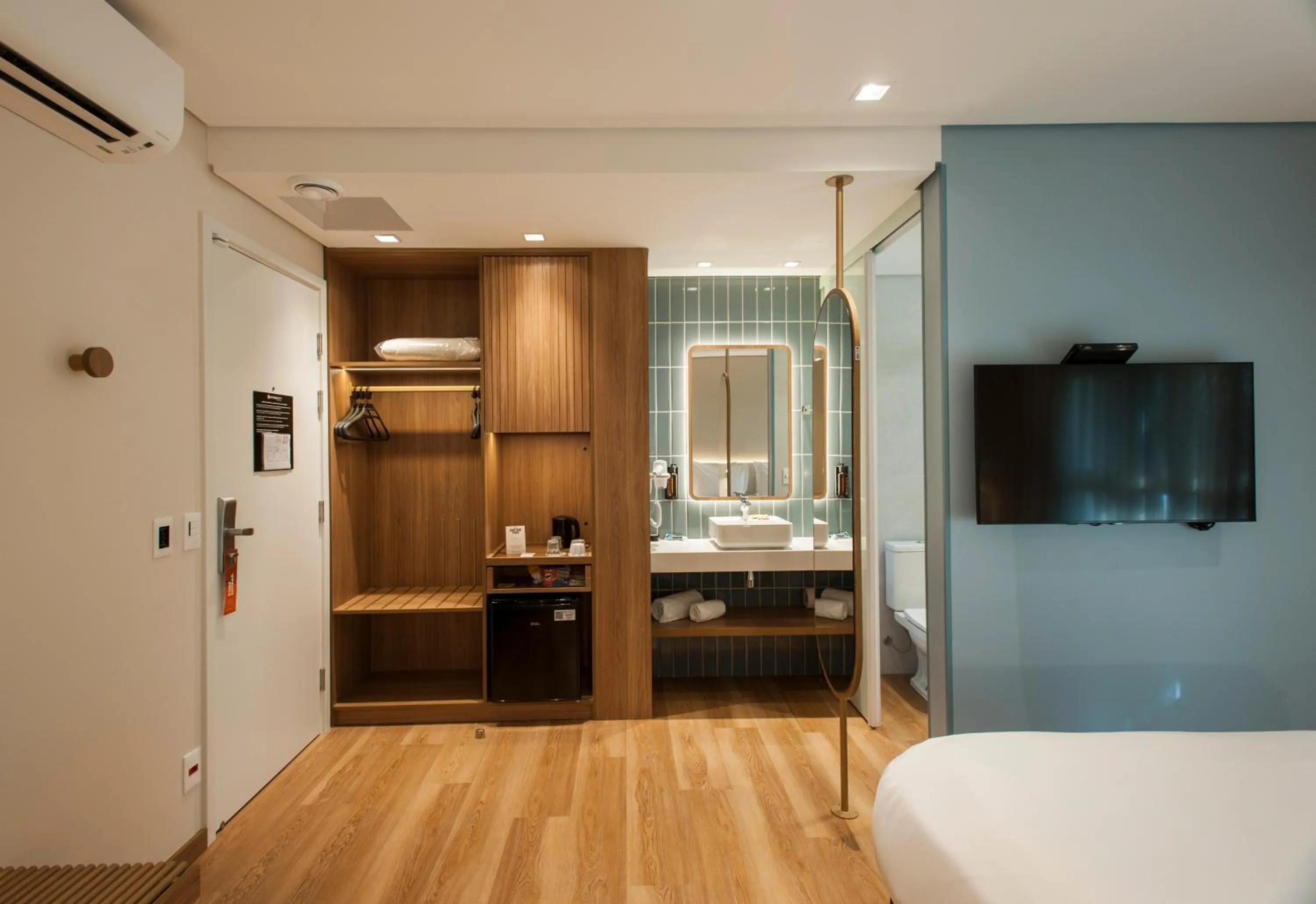 wardrobe, Bed in Intercity Florianopolis