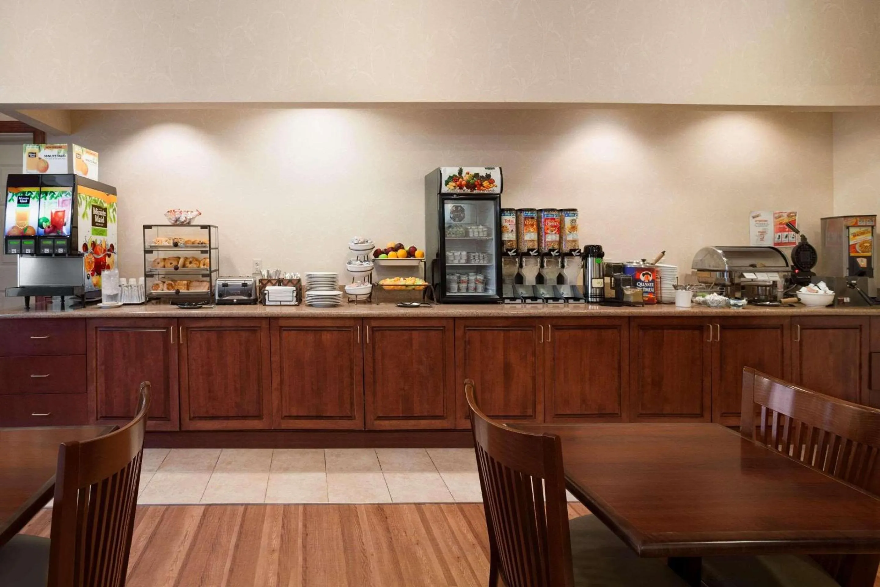 Breakfast in Country Inn & Suites by Radisson, Manchester Airport, NH