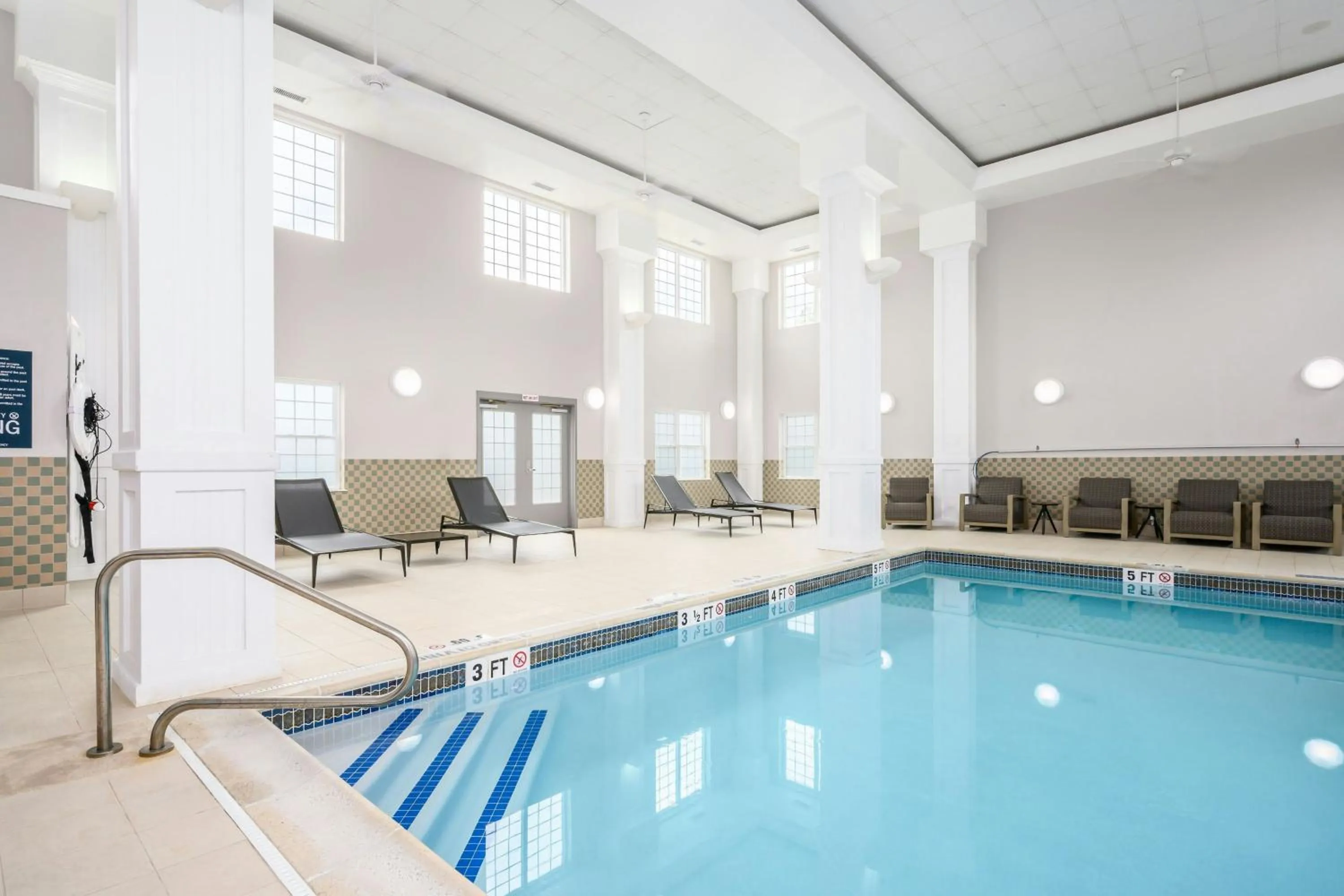 Swimming pool in Four Points by Sheraton Bedford Manchester Airport