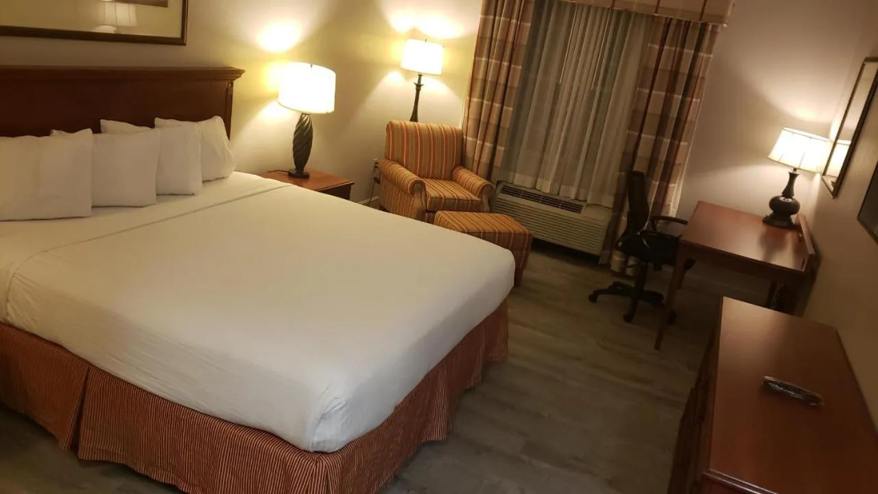 King Room in Country Inn & Suites by Radisson, Manchester Airport, NH