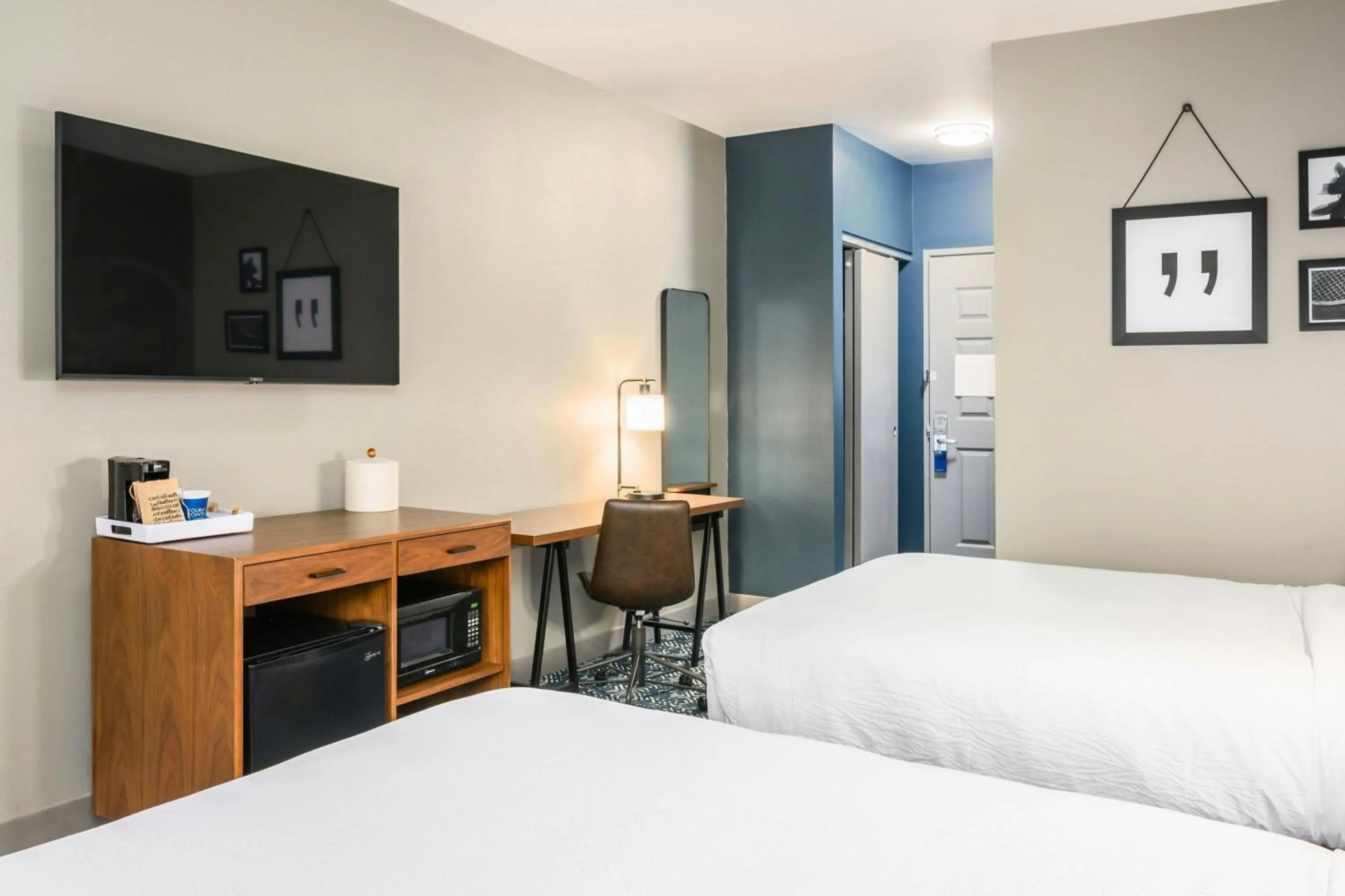 Photo of the whole room, Bed in Four Points by Sheraton Bedford Manchester Airport