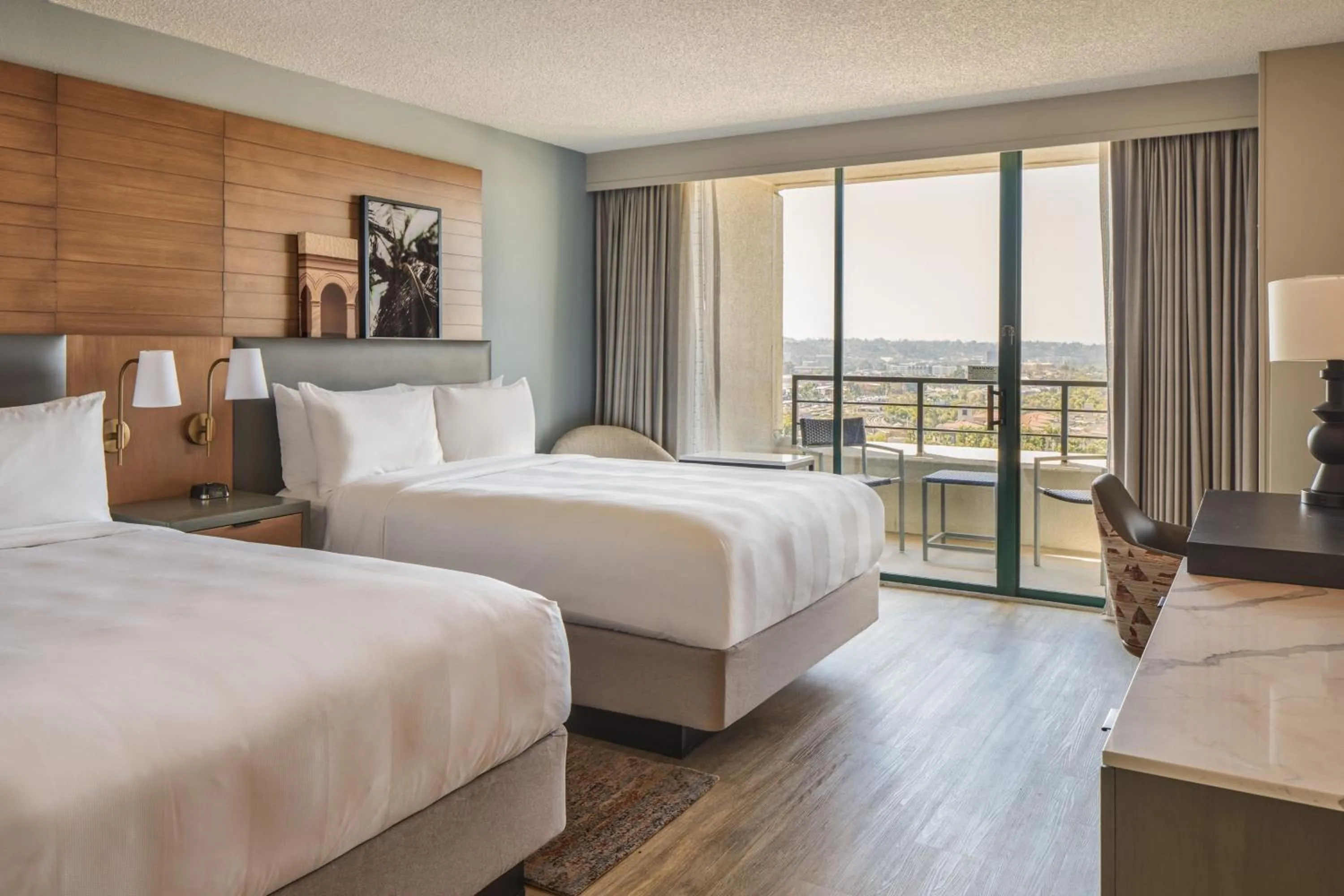 Photo of the whole room, Bed in San Diego Marriott Mission Valley