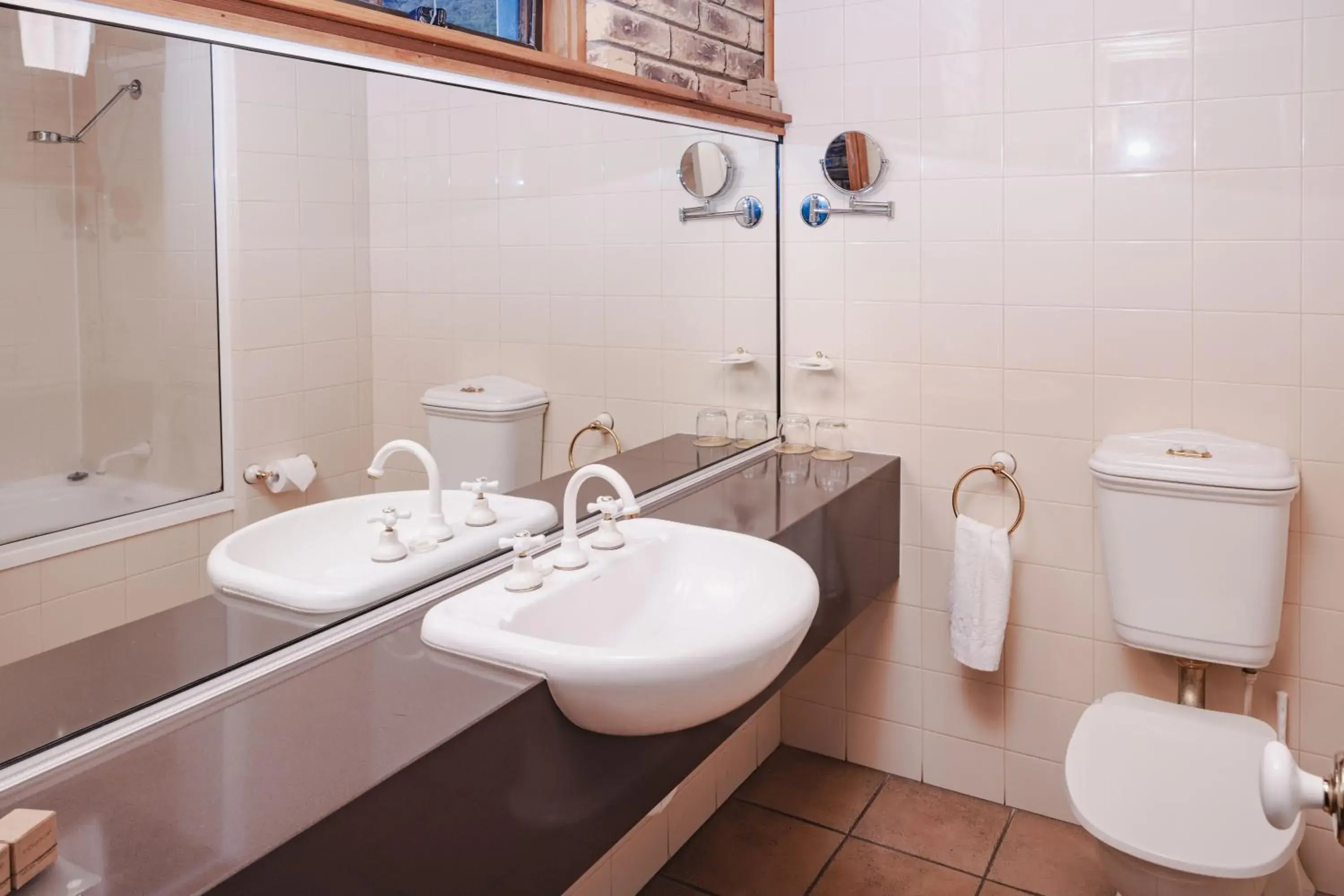 King Studio in Stanley Village Waterfront Accommodation King Studio in Stanley Village Waterfront Accommodation