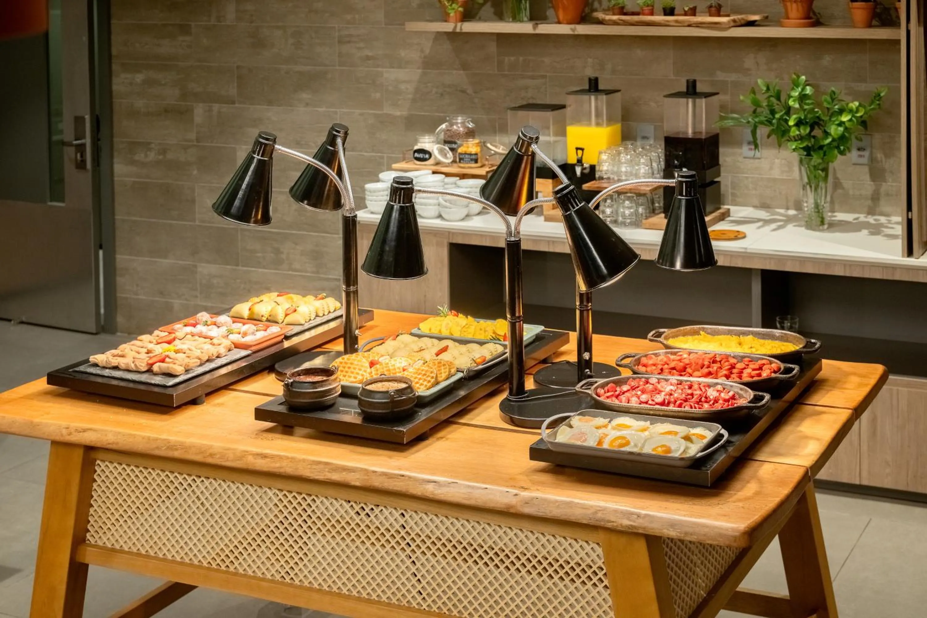 Buffet breakfast in Intercity Porto Alegre Aeroporto