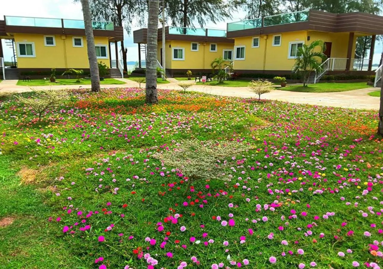 Garden view in Hadthong Resort