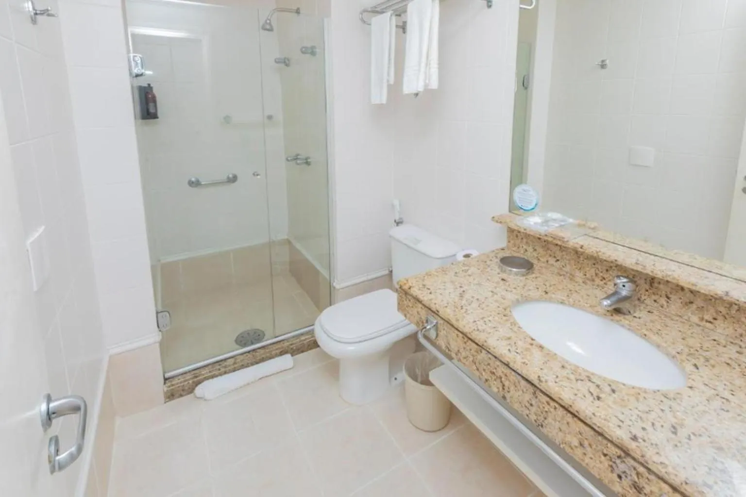 Bathroom in Intercity Porto Alegre Praia de Belas