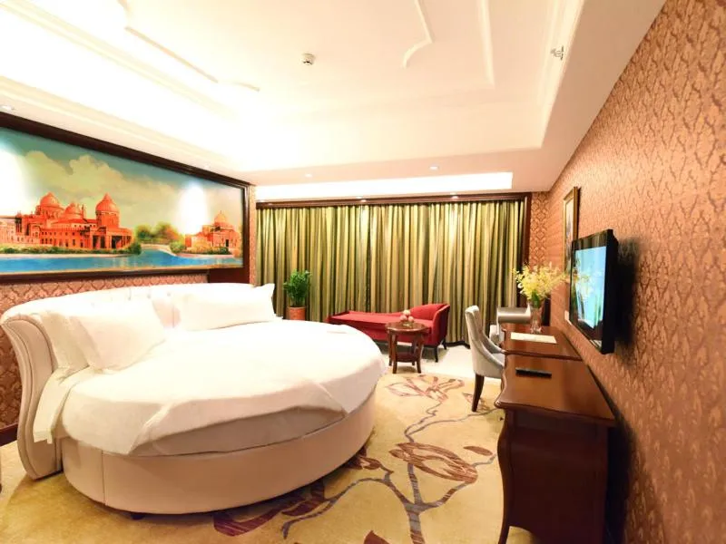 Bed in Vienna Hotel Loudi Chunyuan Pedestrian Street