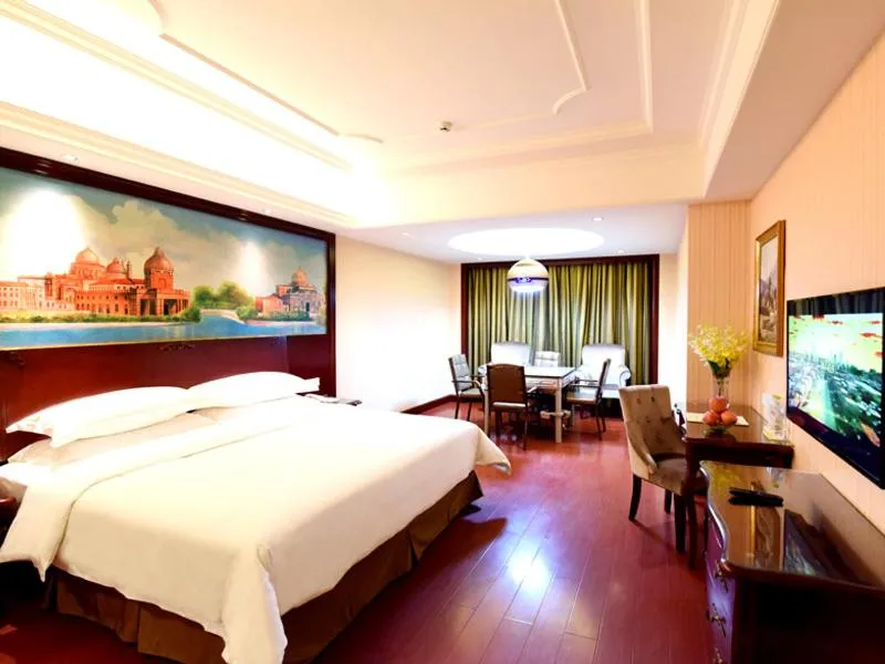 Bed in Vienna Hotel Loudi Chunyuan Pedestrian Street