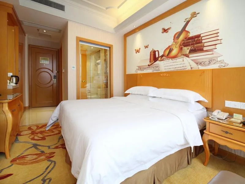 Bed in Vienna International Hotel Guangzhou Changlong Qifu Xincun
