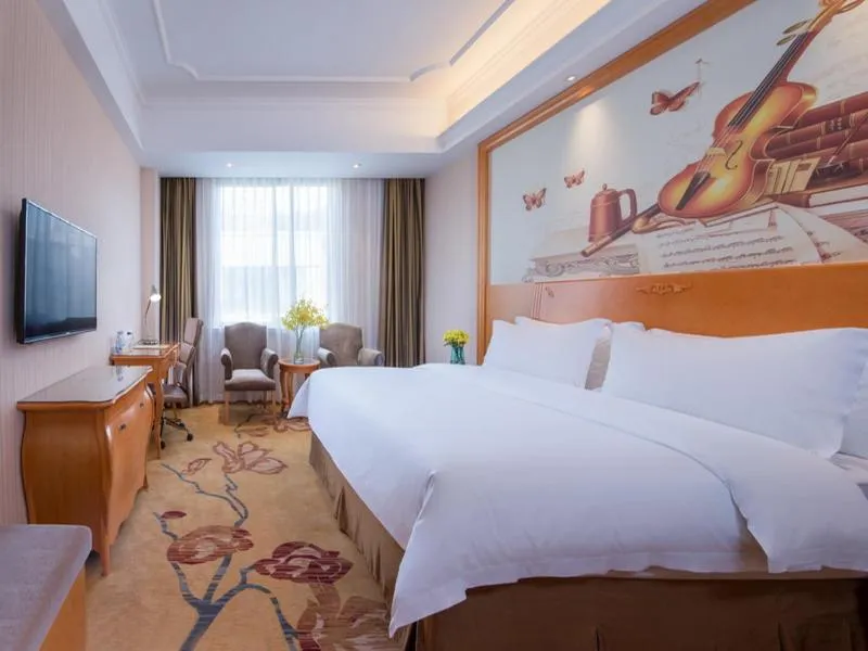 Bed in Vienna International Hotel Guangzhou Changlong Qifu Xincun